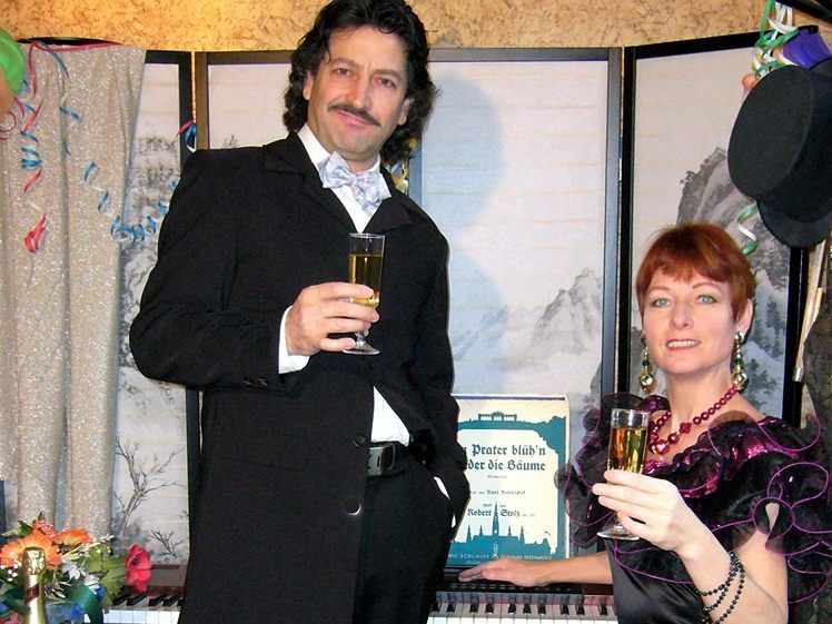 Alfons Noventa und Christine Aichberger feiern mit dem Programm „Sehr witzig – Lacherfolge aus 30 Jahren Studiobühne Schönbrunn“ ihr 30-jähriges Bühnenjubiläum. Alfons Noventa und Christine Aichberger feiern mit dem Programm „Sehr witzig – Lacherfolge aus 30 Jahren Studiobühne Schönbrunn“ ihr 30-jähriges Bühnenjubiläum.
