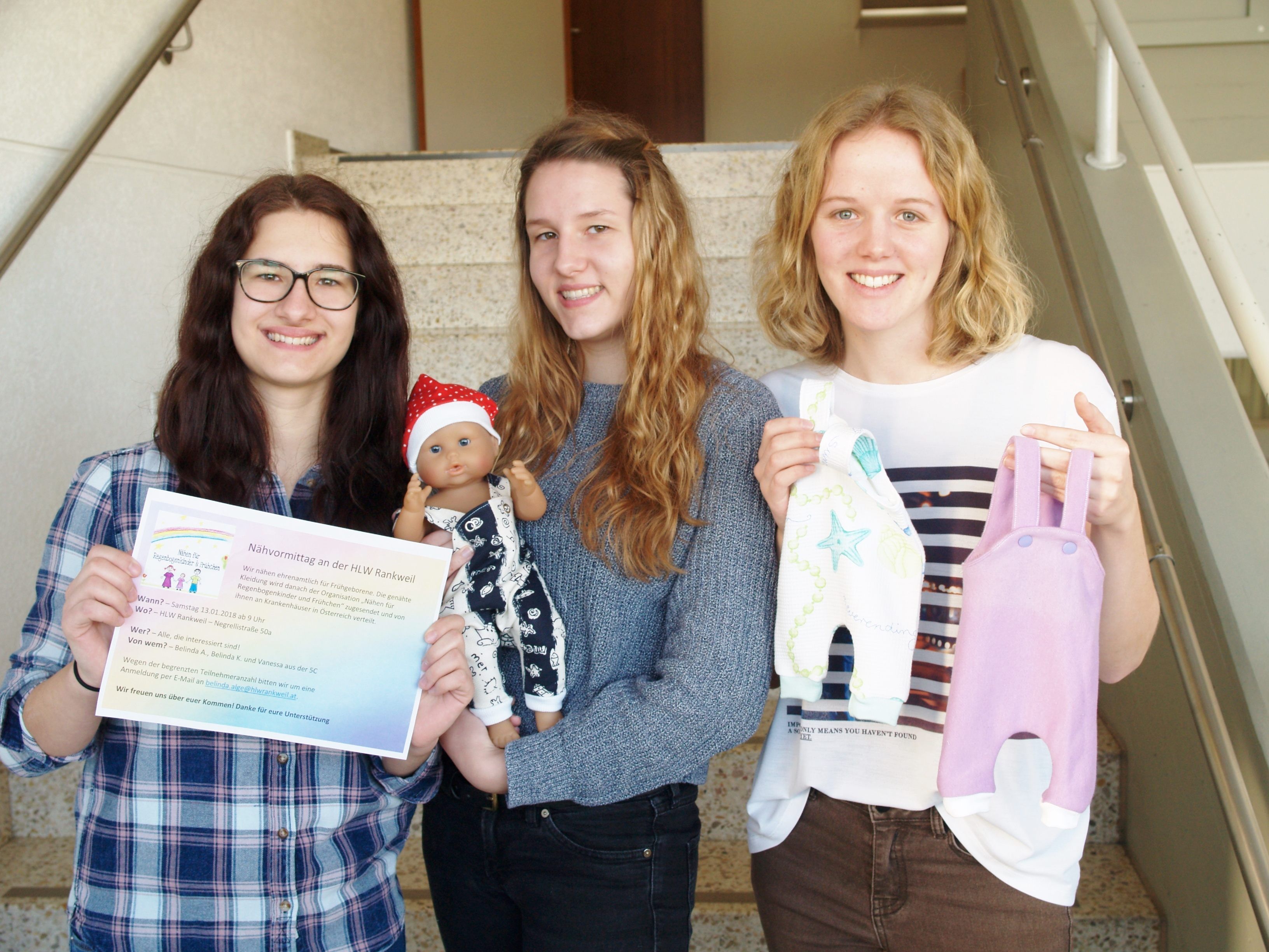 Belinda Kremmel mit Vanessa und Belinda Alge bei der Nähaktion an der HLW Rankweil