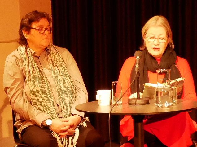 Susanne Scholl (rechts) las aus ihrem neuen Roman. Die Organisatorin ihrer Lesungen, Samya Lind, stellte ihr Fragen dazu.