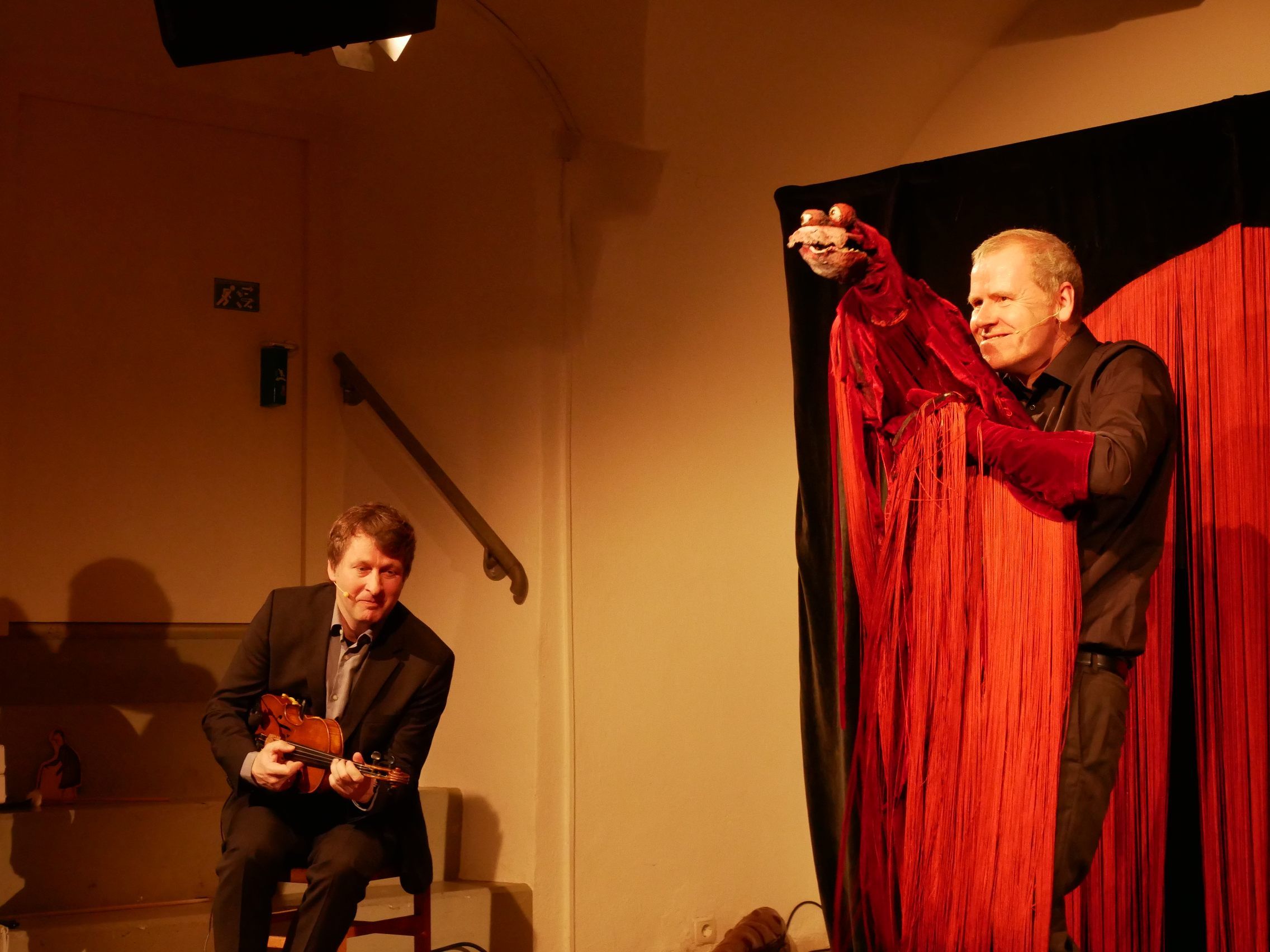Figurenspieler Christoph Bochdansky inszenierte gemeinsam mit dem Duo "Die Strottern" sein Stück "Himmel und Hölle".