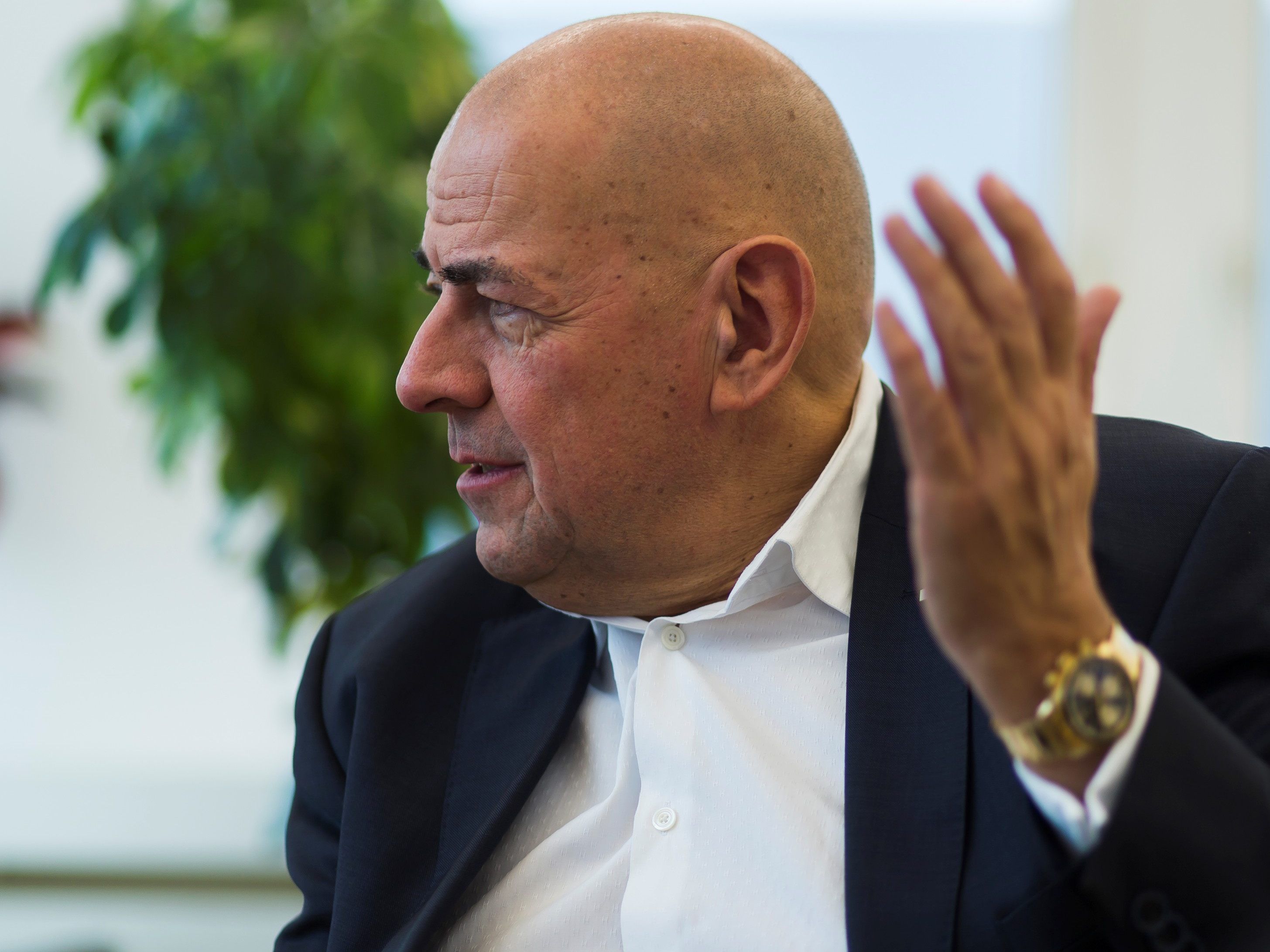 Vorstandsvorsitzender Dr. Ulrich Schumacher bietet GEspräche über seinen Rücktritt an.