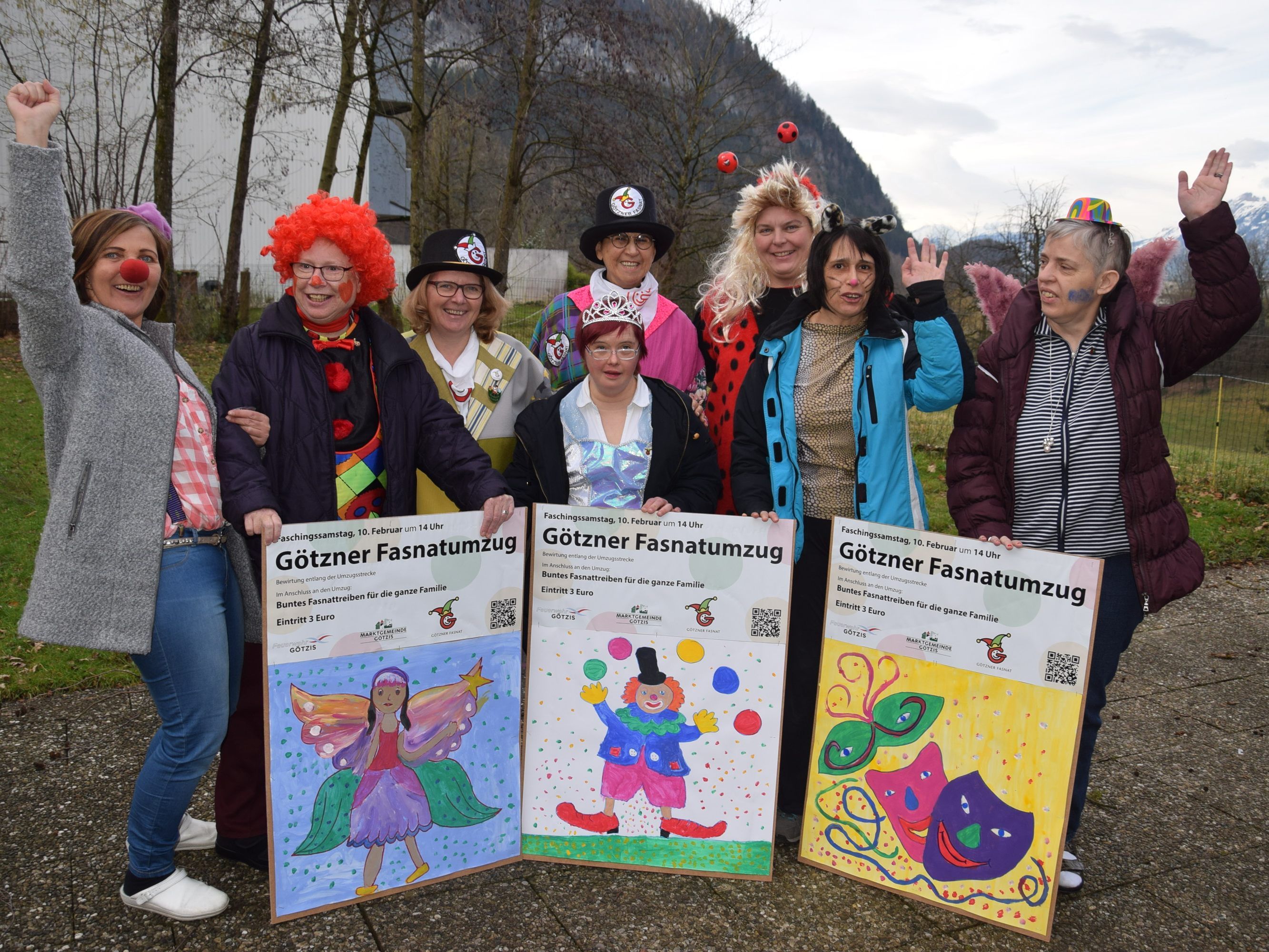Bunte Faschingsplakate wurden in den vergangenen Wochen gemalt und werden in den nächsten Tagen auf den großen Götzner Faschingsumzug am 10. Februar hinweisen: Auf dem Bild: Margarete Wallner, Sandra Mayer, Marlies Vigl, Doris Büsel, Margot Brecher und Maria Ellensohn-Schmid (Götzner Fasnat), Elisabeth Klien und Elke Drexel (Werkstätten Leiterin) Bunte Faschingsplakate wurden in den vergangenen Wochen gemalt und werden in den nächsten Tagen auf den großen Götzner Faschingsumzug am 10. Februar hinweisen: Auf dem Bild: Margarete Wallner, Sandra Mayer, Marlies Vigl, Doris Büsel, Margot Brecher und Maria Ellensohn-Schmid (Götzner Fasnat), Elisabeth Klien und Elke Drexel (Werkstätten Leiterin)