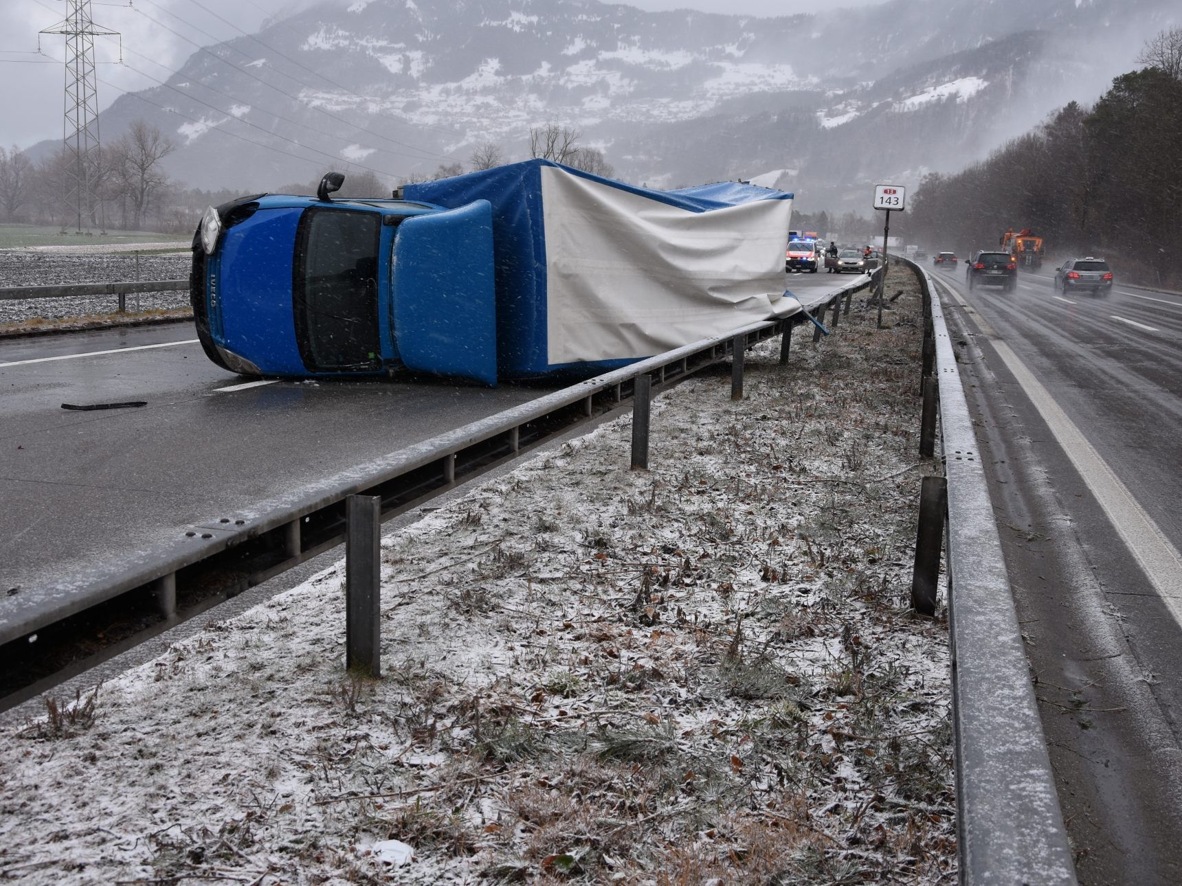 Der Fahrer konnte sich unverletzt befreien.
