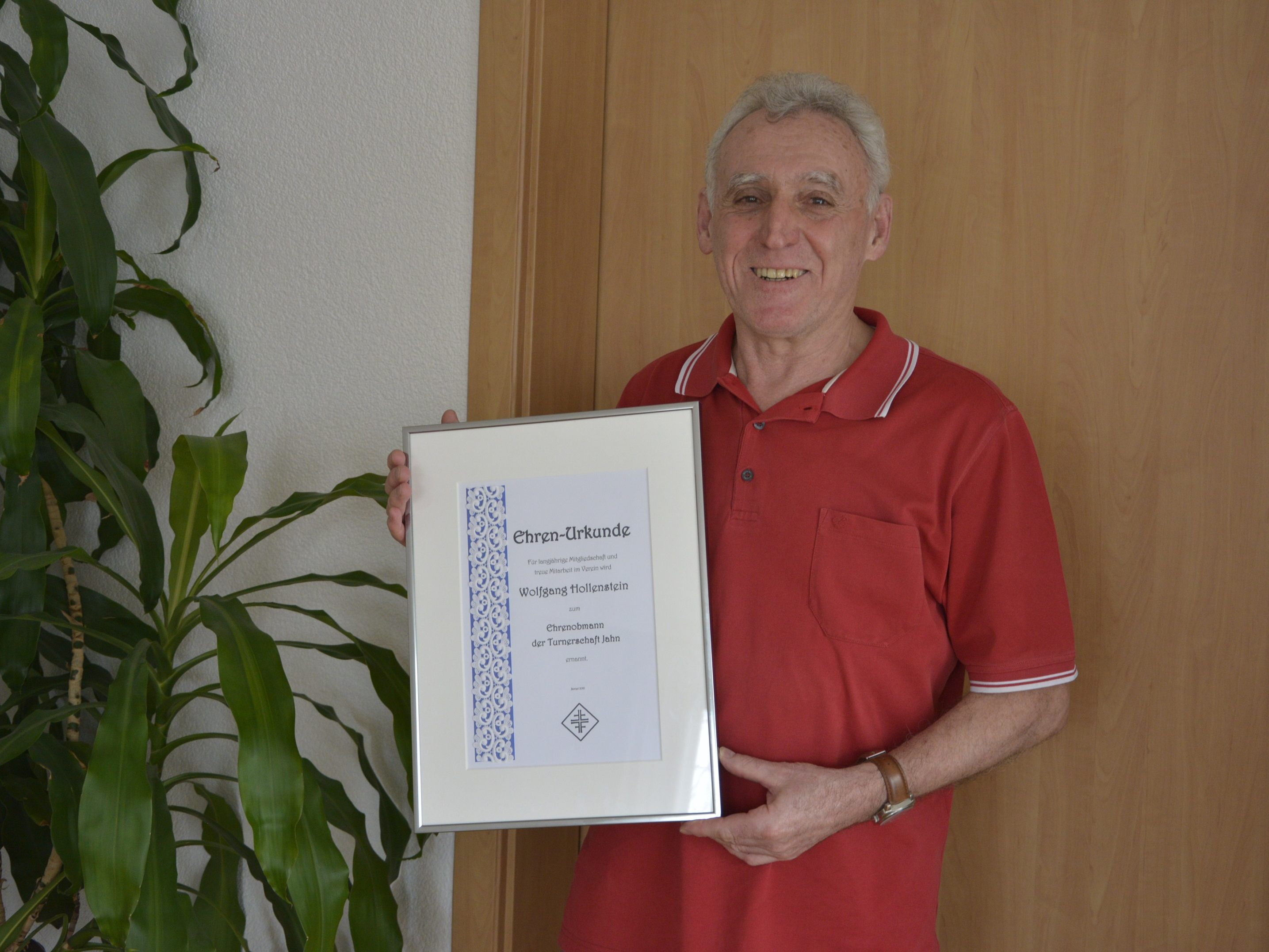 Wolfgang Hollenstein mit der Ehrenurkunde. Nach 29 Jahren Vorstandstätigkeit legte er sein Amt in jüngere Hände. Wolfgang Hollenstein mit der Ehrenurkunde. Nach 29 Jahren Vorstandstätigkeit legte er sein Amt in jüngere Hände.