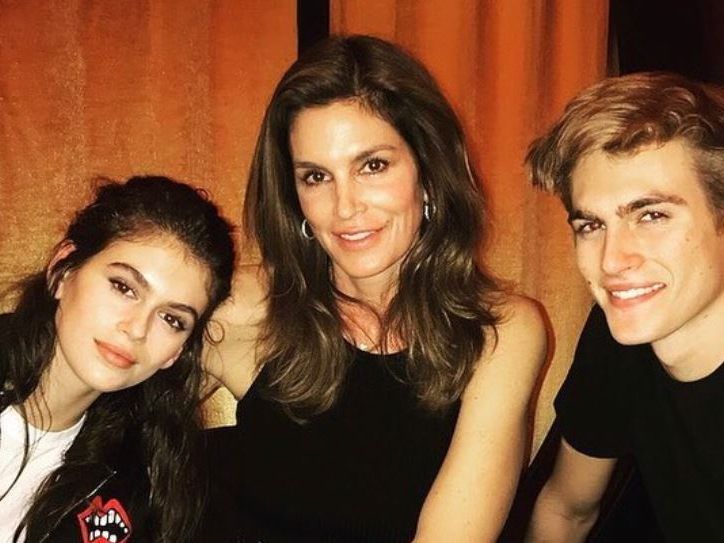 Cindy Crawford mit ihren Kindern beim Dinner.