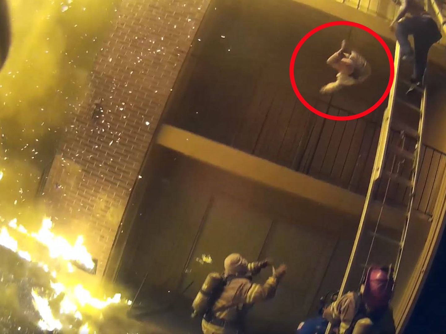 Der Feuerwehrmann fing das Kind, als es vom Balkon eines brennenden Hauses geworfen wurde.