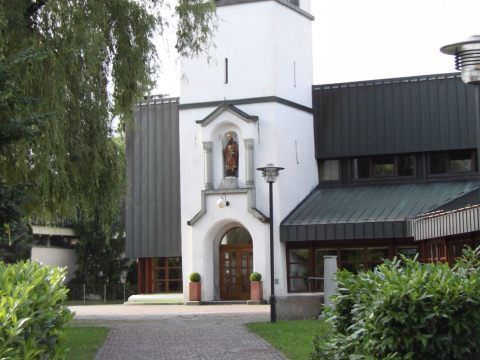 Ein Mülleimer im Eingangsbereich wurde angezündet.