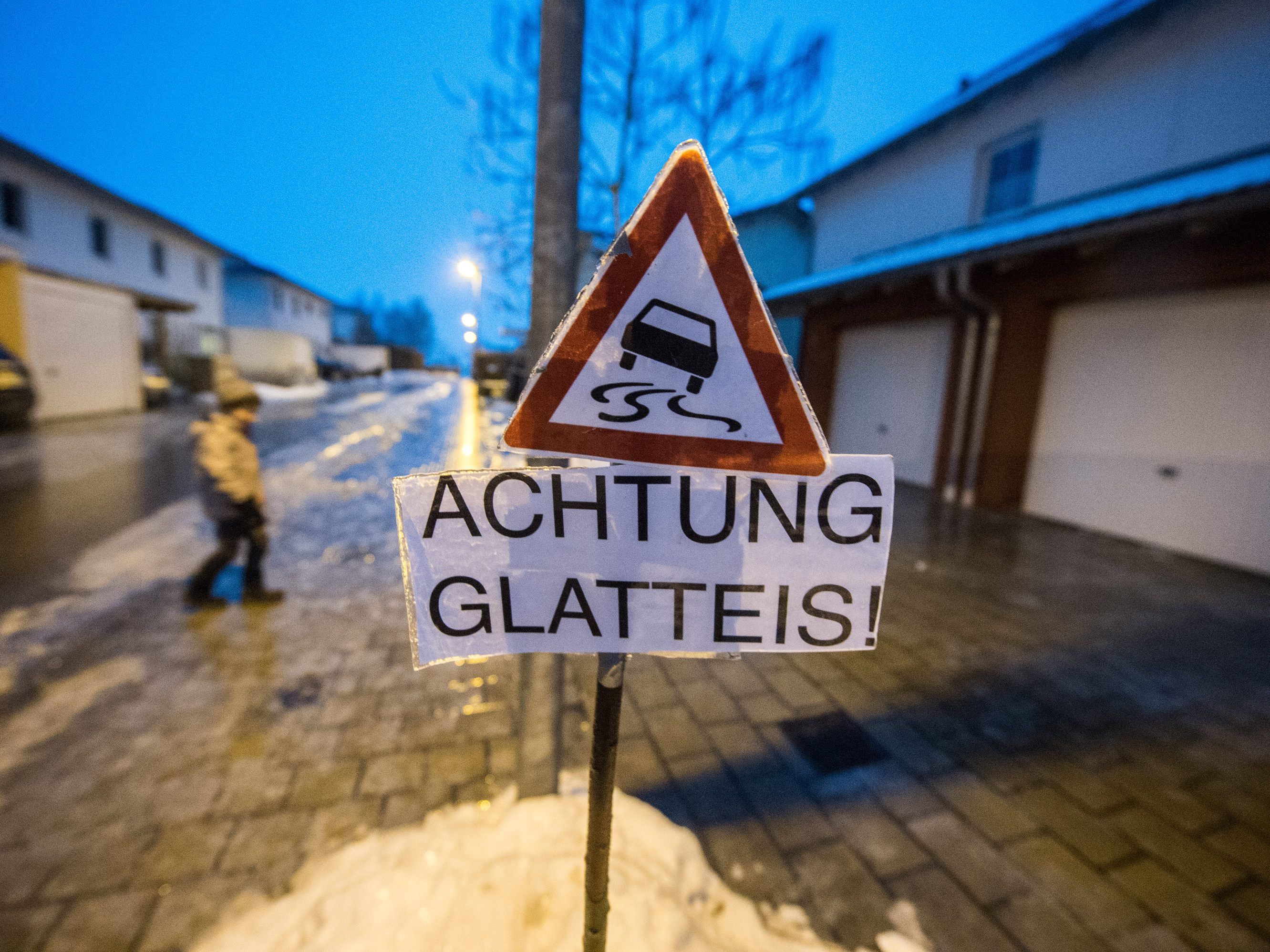 Die AUVA warnt vor Glatteis auf den Straßen. Die AUVA warnt vor Glatteis auf den Straßen.