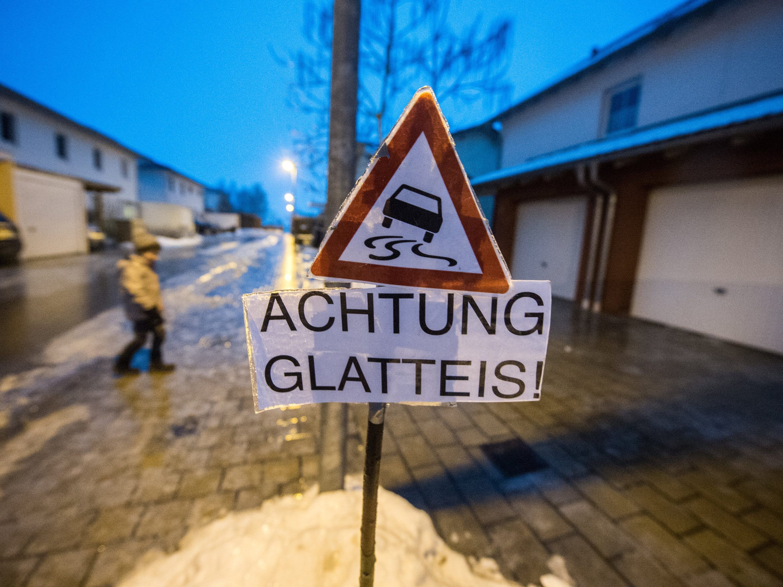 Die AUVA warnt vor Glatteis auf den Straßen.