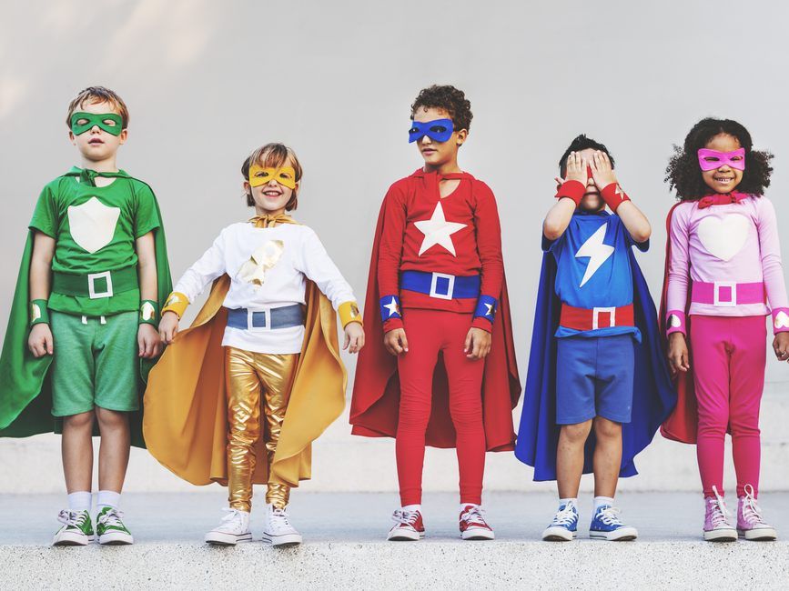 Kinder lieben Superhelden-Kostüme! Kinder lieben Superhelden-Kostüme!