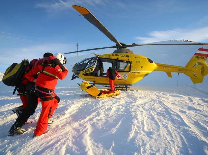 Skifahrer wurde ins Krankenhaus geflogen Skifahrer wurde ins Krankenhaus geflogen