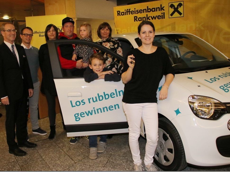 Rosmarie Koch aus Sulz gewann den Hauptpreis ein PKW von der Weihnachtslosaktion der Kaufmannschaft Rankweil/Vorderland Rosmarie Koch aus Sulz gewann den Hauptpreis ein PKW von der Weihnachtslosaktion der Kaufmannschaft Rankweil/Vorderland