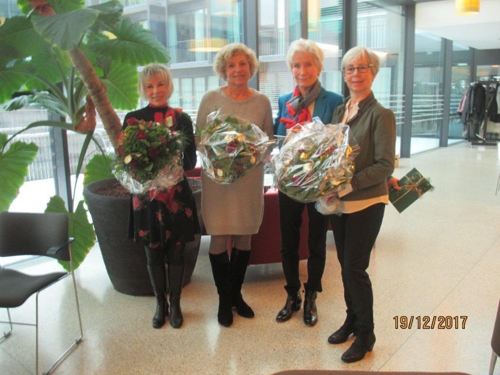 Vorturnerin Lisi Tschernig, Tanzlehrerin Anni Schäfer, Kassierin Margrit Klien und Vorturnerin Hedi Mangeng bekamen Blumen als Dank. Vorturnerin Lisi Tschernig, Tanzlehrerin Anni Schäfer, Kassierin Margrit Klien und Vorturnerin Hedi Mangeng bekamen Blumen als Dank.