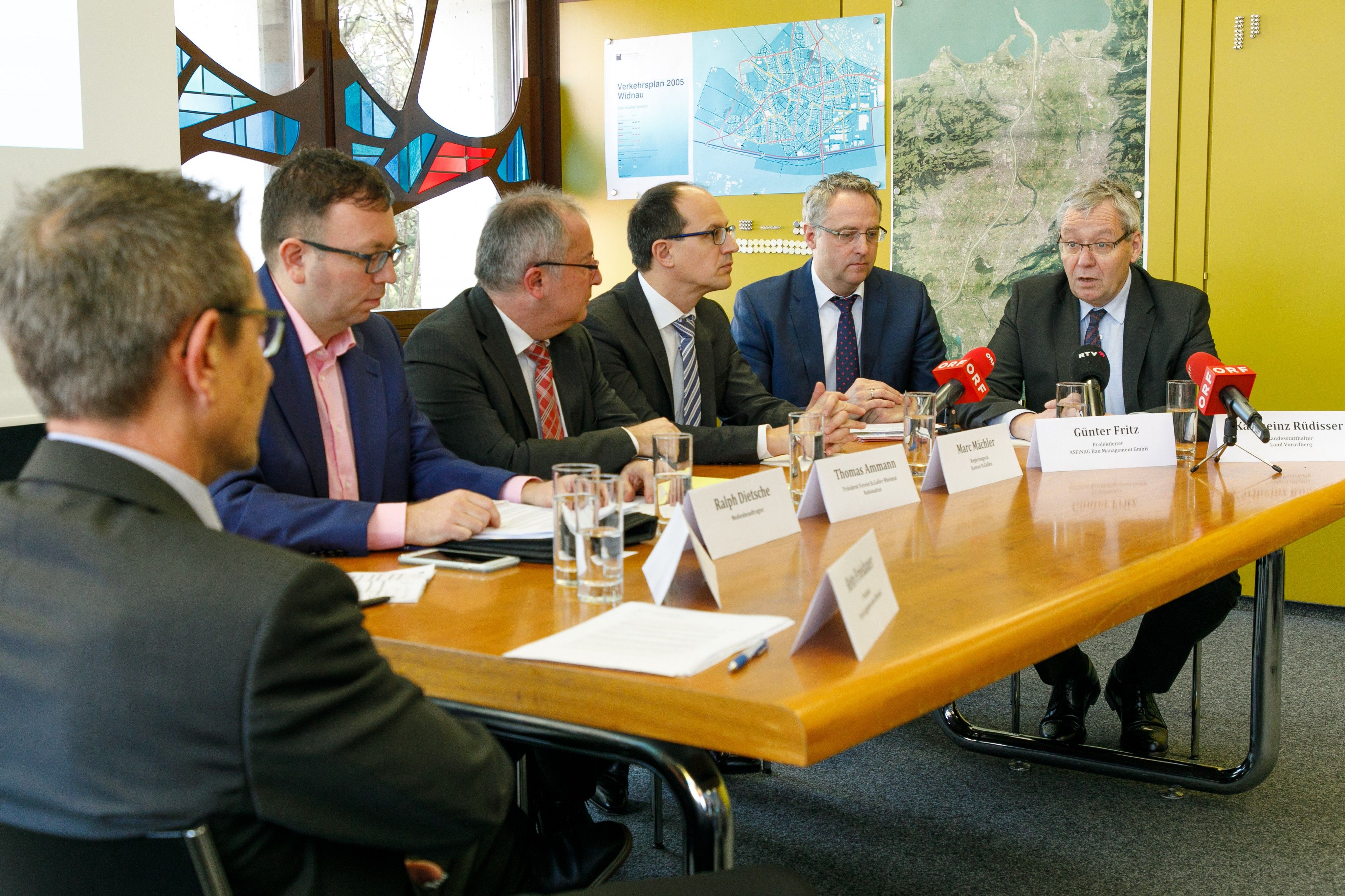 Der St Galler Regierungsrat Marc Mächler, Thomas Ammann (Präsident Verein St.Galler Rheintal), Reto Friedauer (Präsident Verein Agglomeration Rheintal), Jürg Röthlisberger (Direktor CH-Bundesamt für Straßen ASTRA), Landesstatthalter Karlheinz Rüdisser und ASFINAG-Projektleiter Günter Fritz informierten die Presse zum aktuellen Stand der S 18. (Foto VLK, Hofmeister)