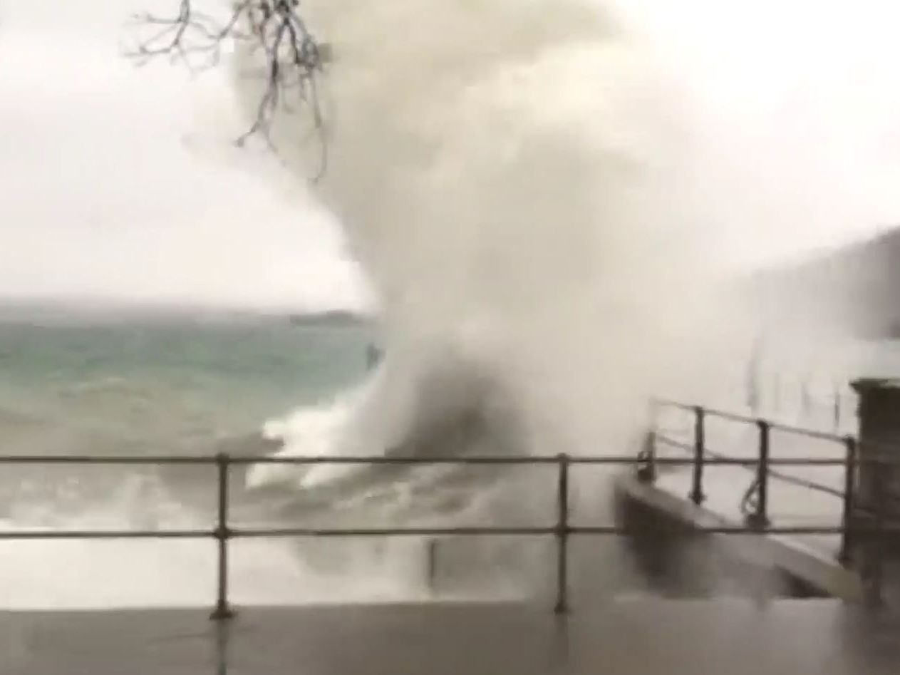 Gewaltige Wellen brach am Mittwoch auf das Ufer in Bregenz.