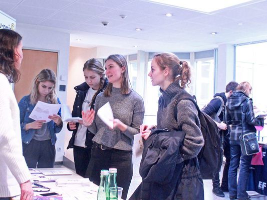 Tipps und Infos für den Aufbruch in ferne Welten gab es von Organisationen und auslandserprobten Jugendlichen. Tipps und Infos für den Aufbruch in ferne Welten gab es von Organisationen und auslandserprobten Jugendlichen.