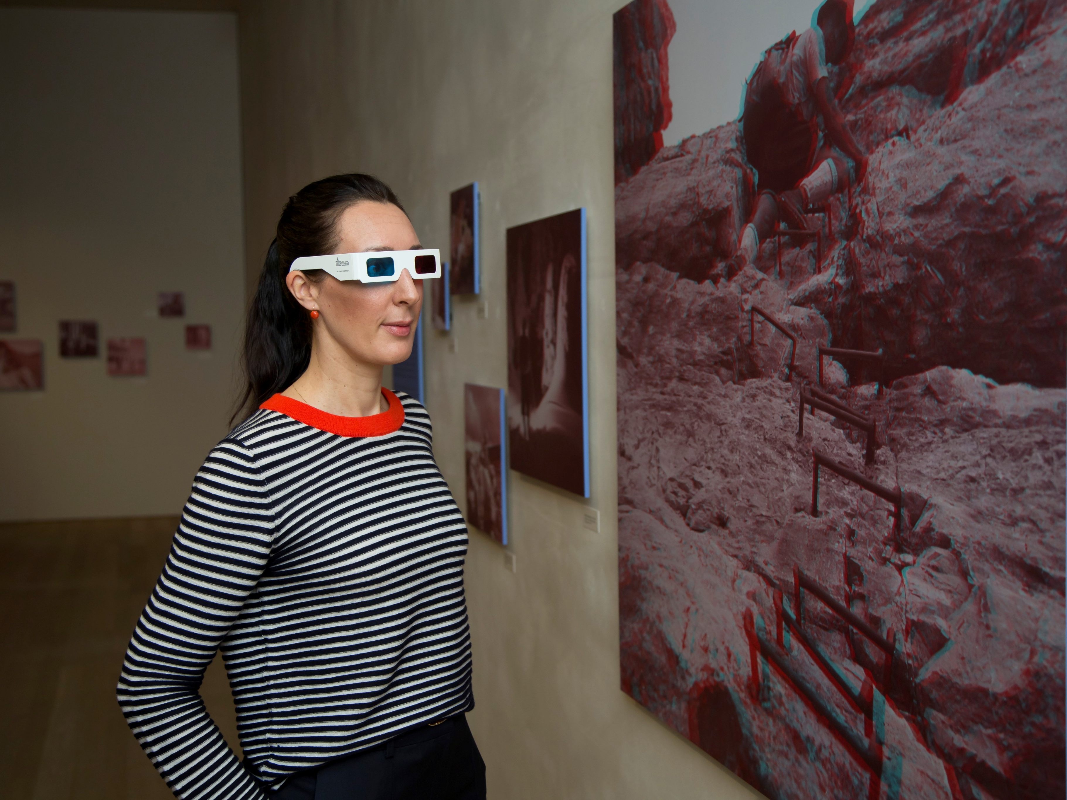 Kuratorin Kathrin Dünser vor einer der Fotografien Bertolinis. Kuratorin Kathrin Dünser vor einer der Fotografien Bertolinis.