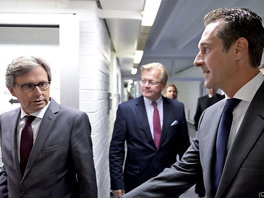 Strache (r.) dementiert eine FPÖ-Kampagne gegen den ORF