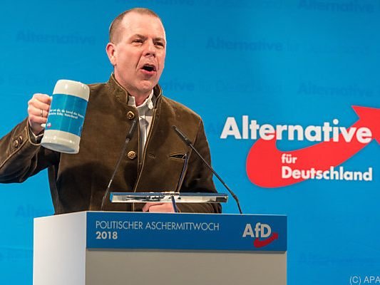 FPÖ-Generalsekretär Vilimsky mit Bierkrug, aber ohne Witze