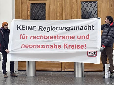 SOS-Mitmensch-Sprecher Pollak (r.) bei einer Aktion