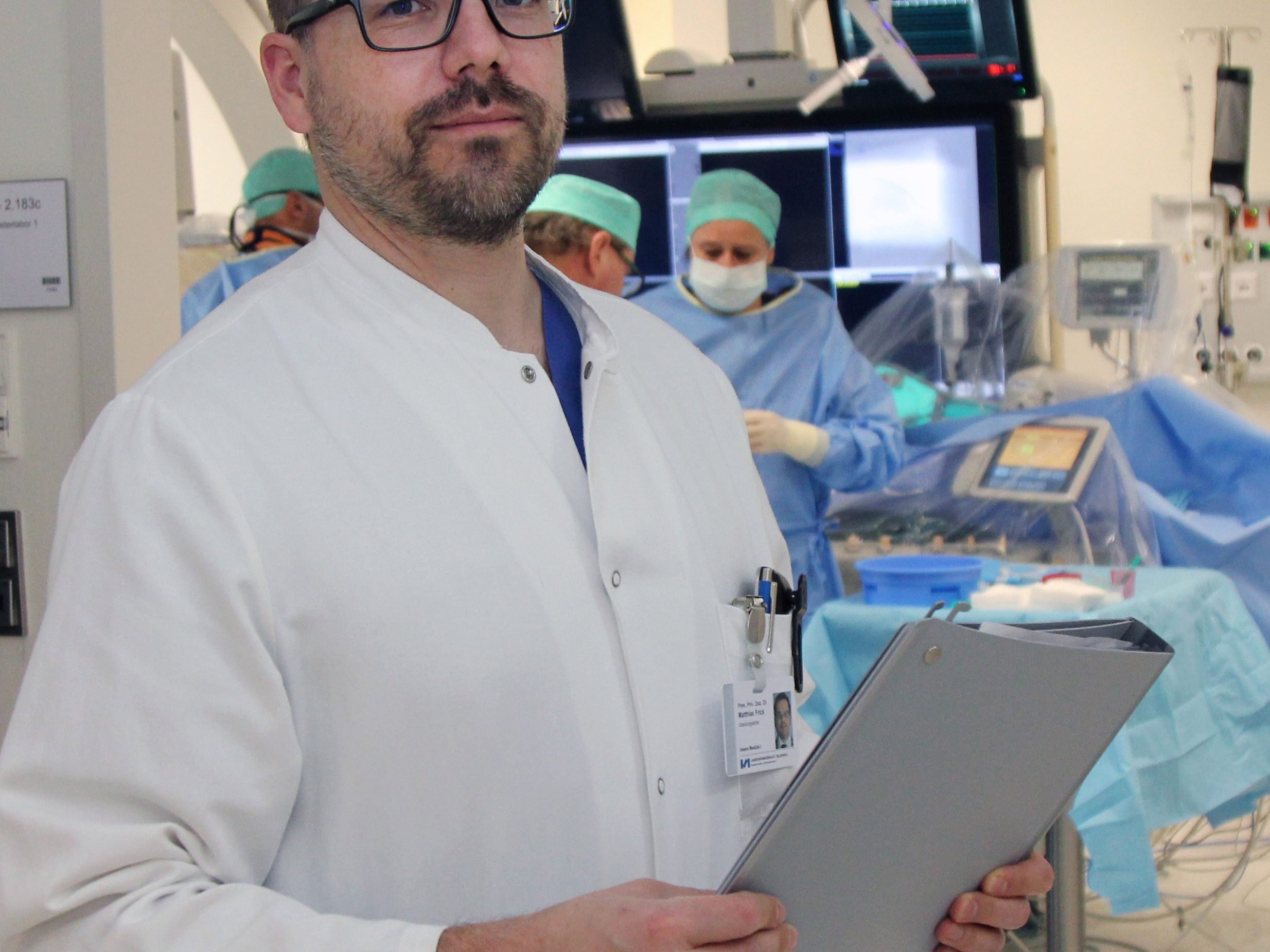 Prim. Doz. Dr. Matthias Frick ist der Leiter der Abteilung Innere Medizin I (Kardiologie, Angiographie) und freut sich auf das zusätzliche Herzkatheterlabor. Prim. Doz. Dr. Matthias Frick ist der Leiter der Abteilung Innere Medizin I (Kardiologie, Angiographie) und freut sich auf das zusätzliche Herzkatheterlabor.