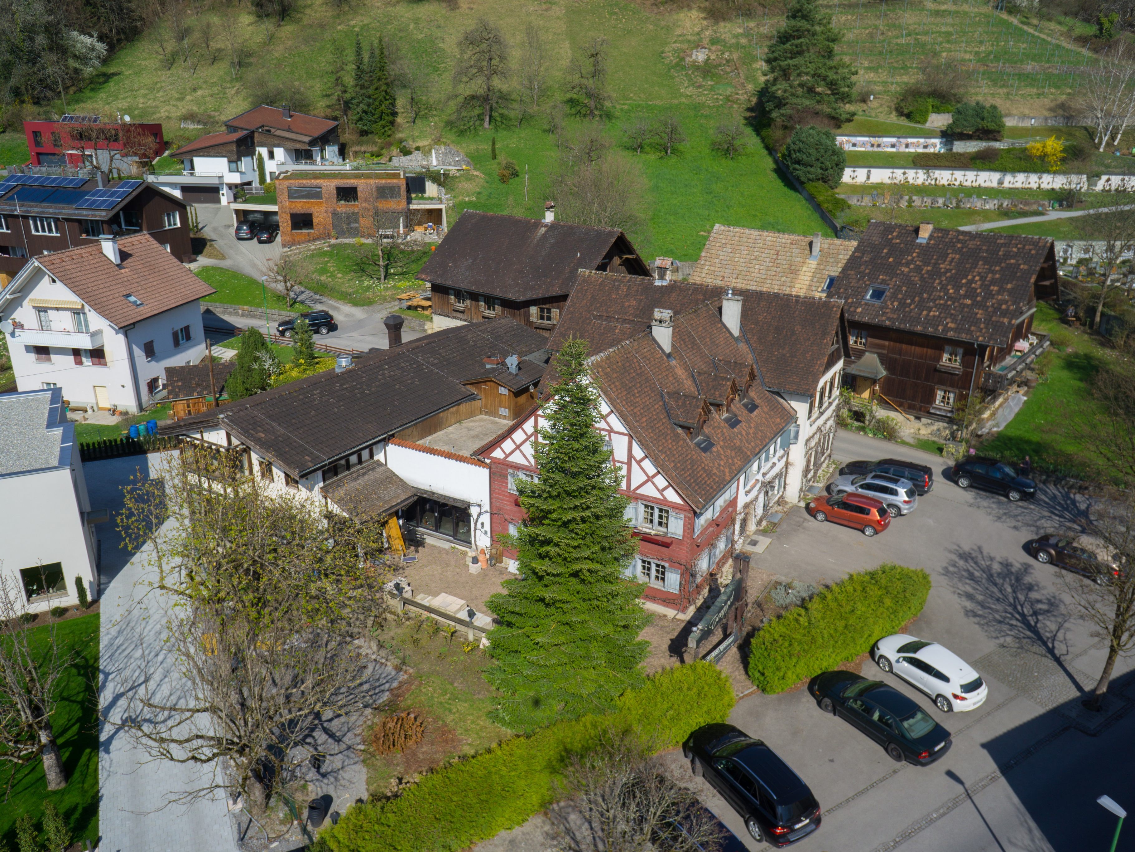 Einstiges Restaurant Torggel in Röthis aus der Vogelperspektive.