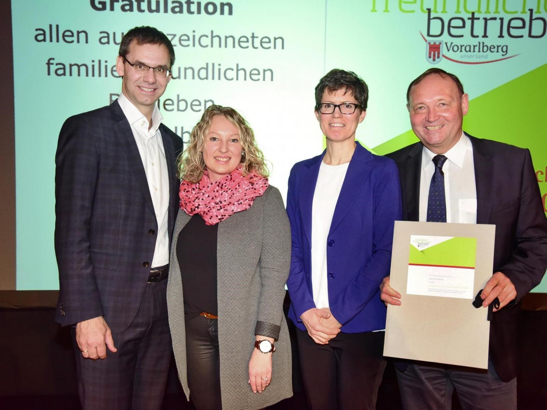 LH Markus Wallner, Gemeindesekretärin Belinda Silva de Mesquita, Stefania Paris (Familieplus-Team Langenegg) und Bgm. Kurt Krottenhammer. LH Markus Wallner, Gemeindesekretärin Belinda Silva de Mesquita, Stefania Paris (Familieplus-Team Langenegg) und Bgm. Kurt Krottenhammer.