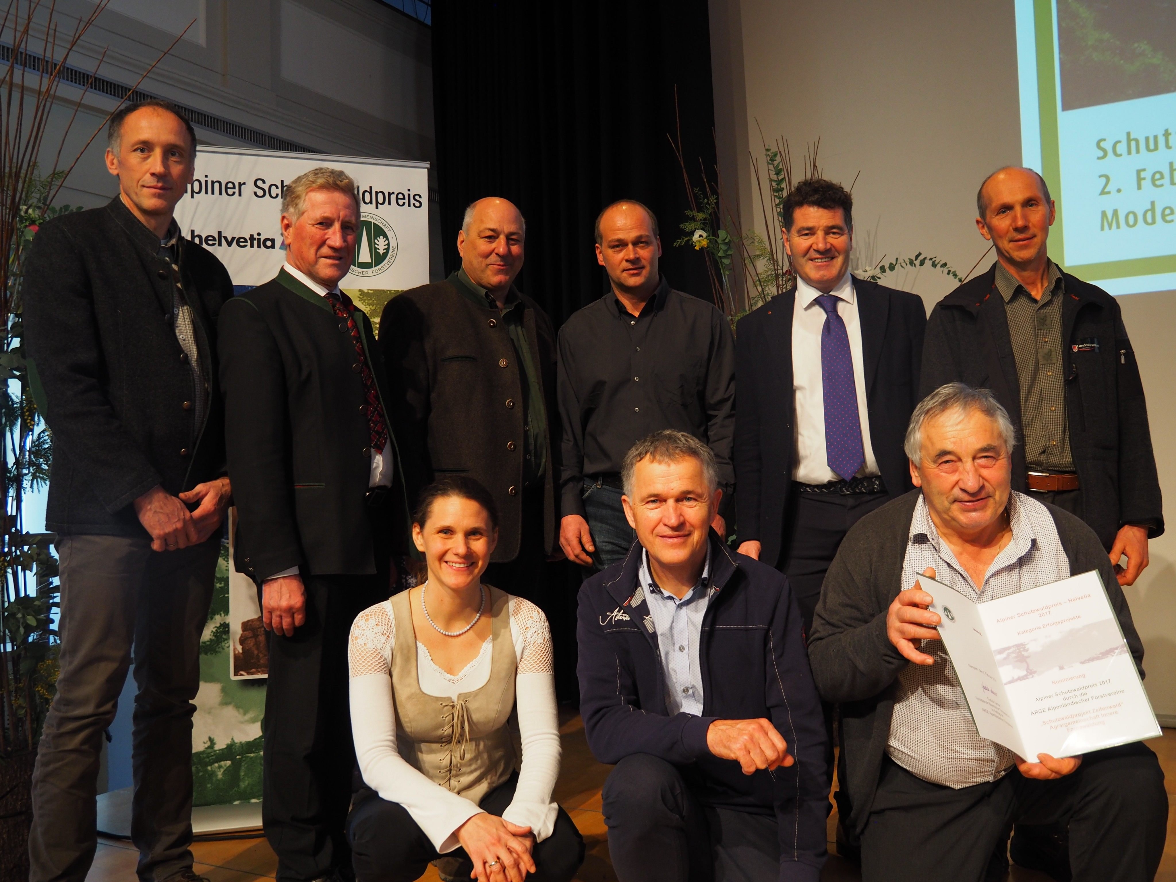 Aufnahme anlässlich der Schutzwaldpreisverleihung am 02.02.2018 in Kempten Stehend: Walter AMANN (Waldverein), LRA Erich SCHWÄRZLER, DI Hubert MALIN (Forstbetriebsleiter), Daniel GANAHL (zust. Waldaufseher), Andreas AMANN (Landesforstdirektor), Helmut GMEINER (WA) Kniend:  DI Silvia ACKERL (Forstbetriebsleiterin Stv, Hubert KESSLER (40 Jahre Buchhalter der Agrargem), Hermann WACHTER (seit 1991 Obmann der Agrargemeinschaft 'Innere Fornawaldung')