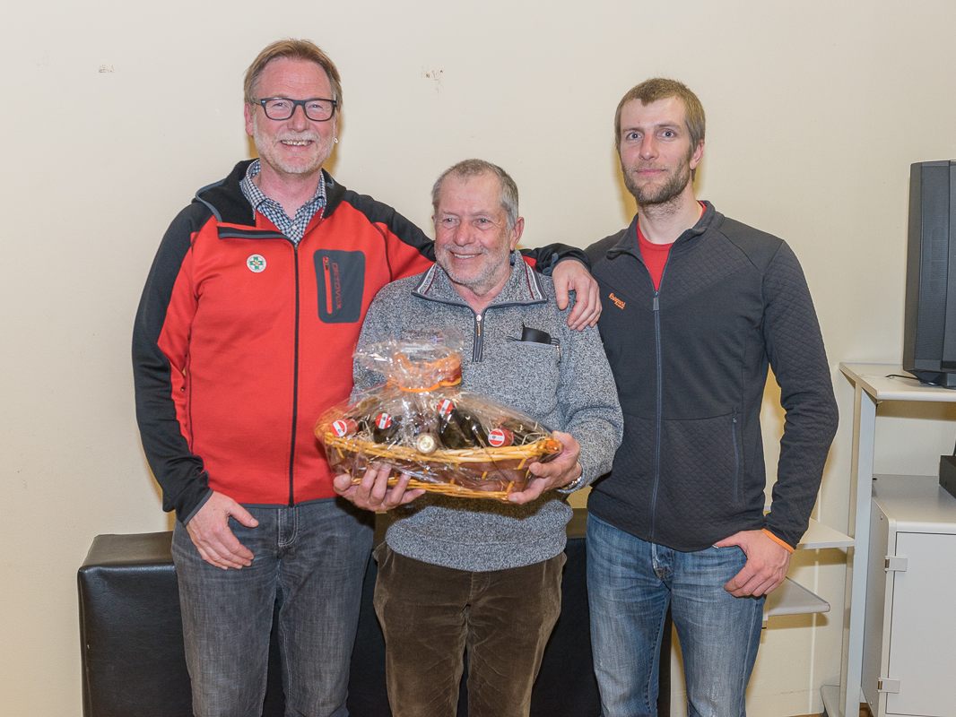 Obmann Andreas Bodingbauer (li) und sein Stellvertreter Florian Sitter (re) gratulierten Gerhard Pösel und dankten ihm für 40 Jahre als Bergretter.