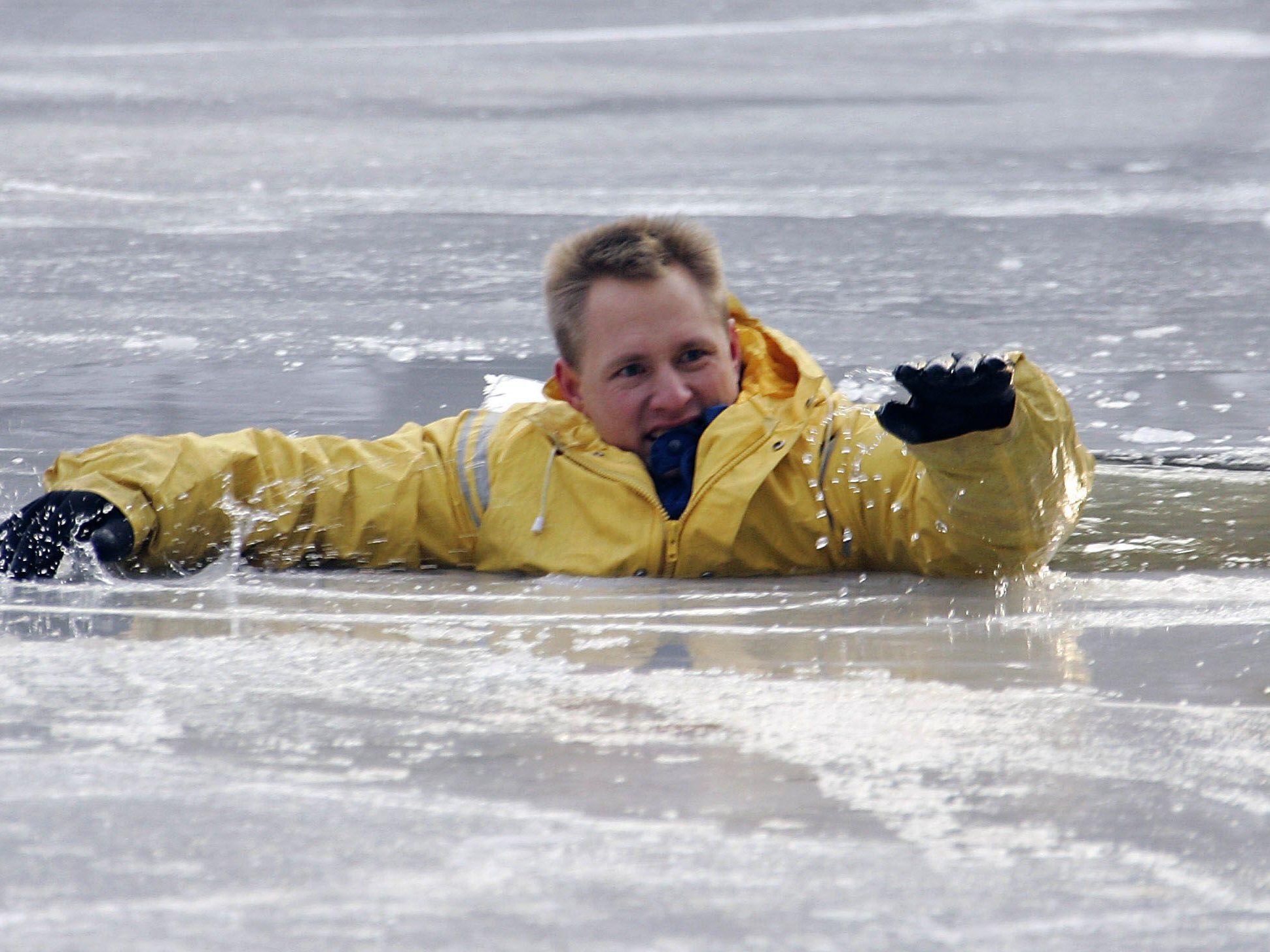 So reagieren Sie richtig, wenn Sie ins Eis einbrechen.