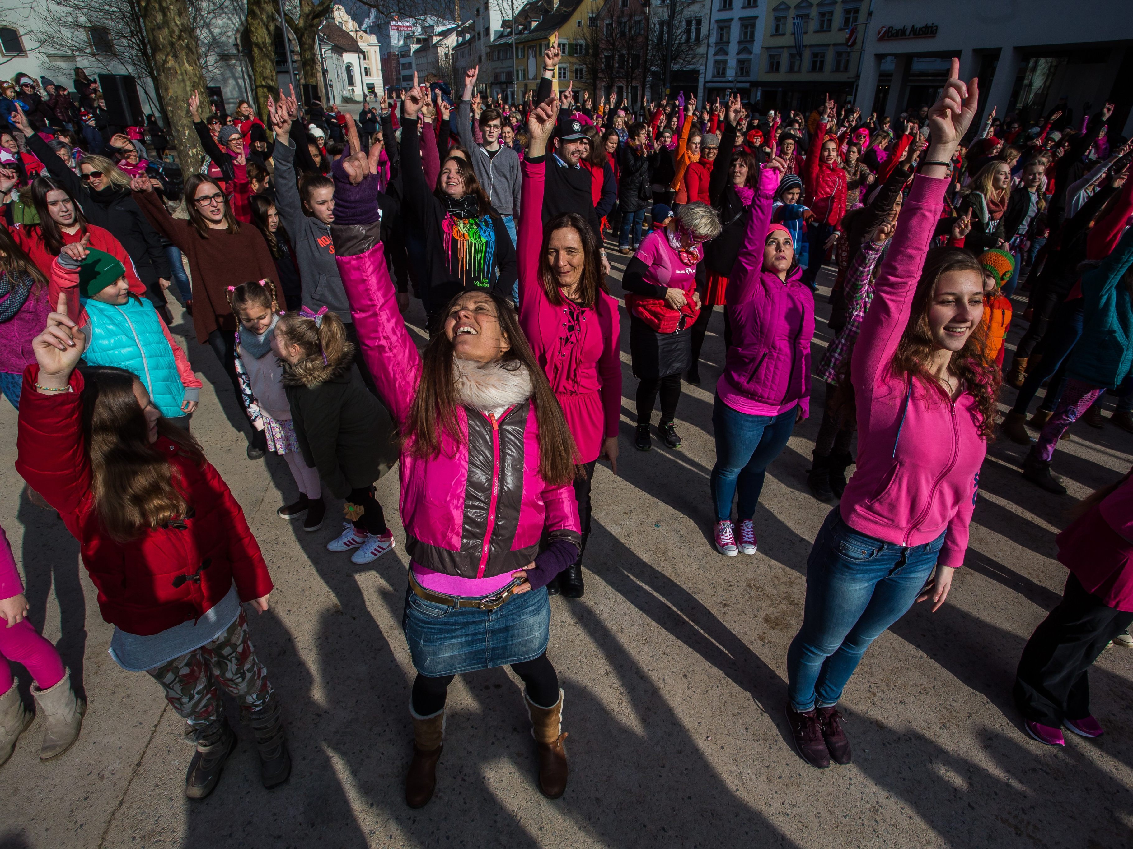 Die Teilnehmerinnen tragen Farben von rosa über pink bis rot.