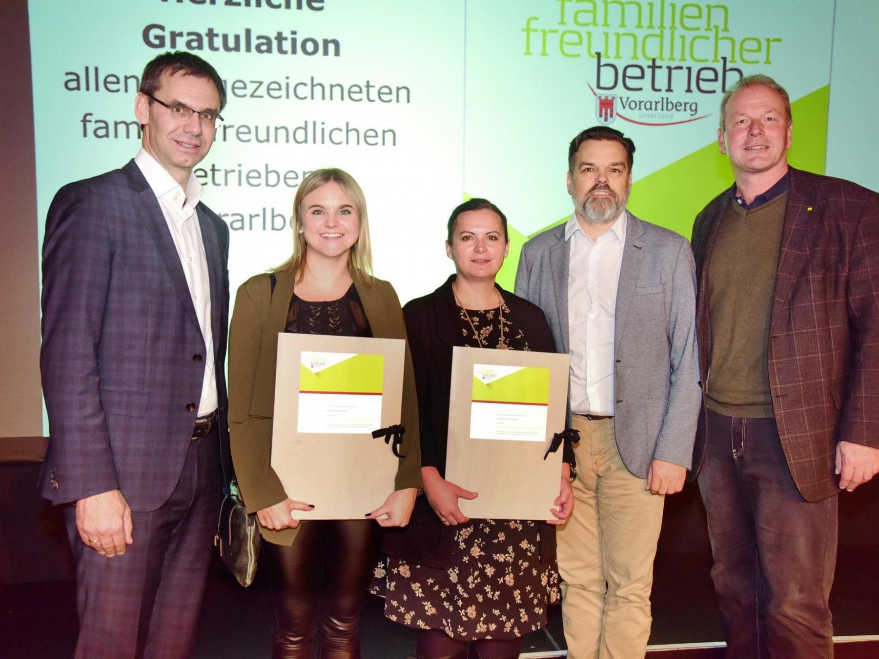 Auszeichnung zum familienfreundlichen Betrieb durch LH Markus Wallner. Auszeichnung zum familienfreundlichen Betrieb durch LH Markus Wallner.