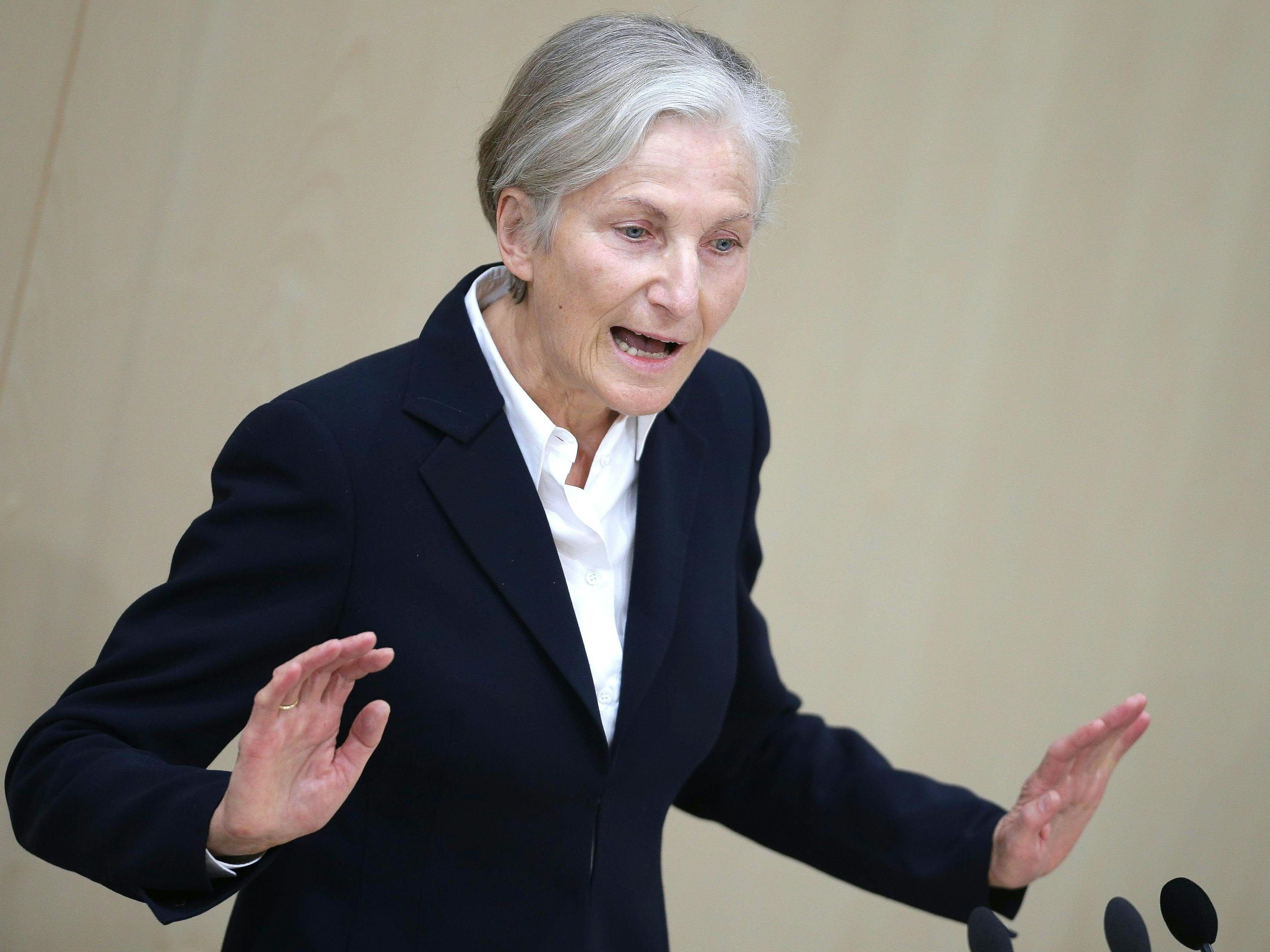Irmgard Griss lässt an den justizpolitischen Vorhaben der ÖVP-FPÖ-Regierung kein gutes Haar. Irmgard Griss lässt an den justizpolitischen Vorhaben der ÖVP-FPÖ-Regierung kein gutes Haar.