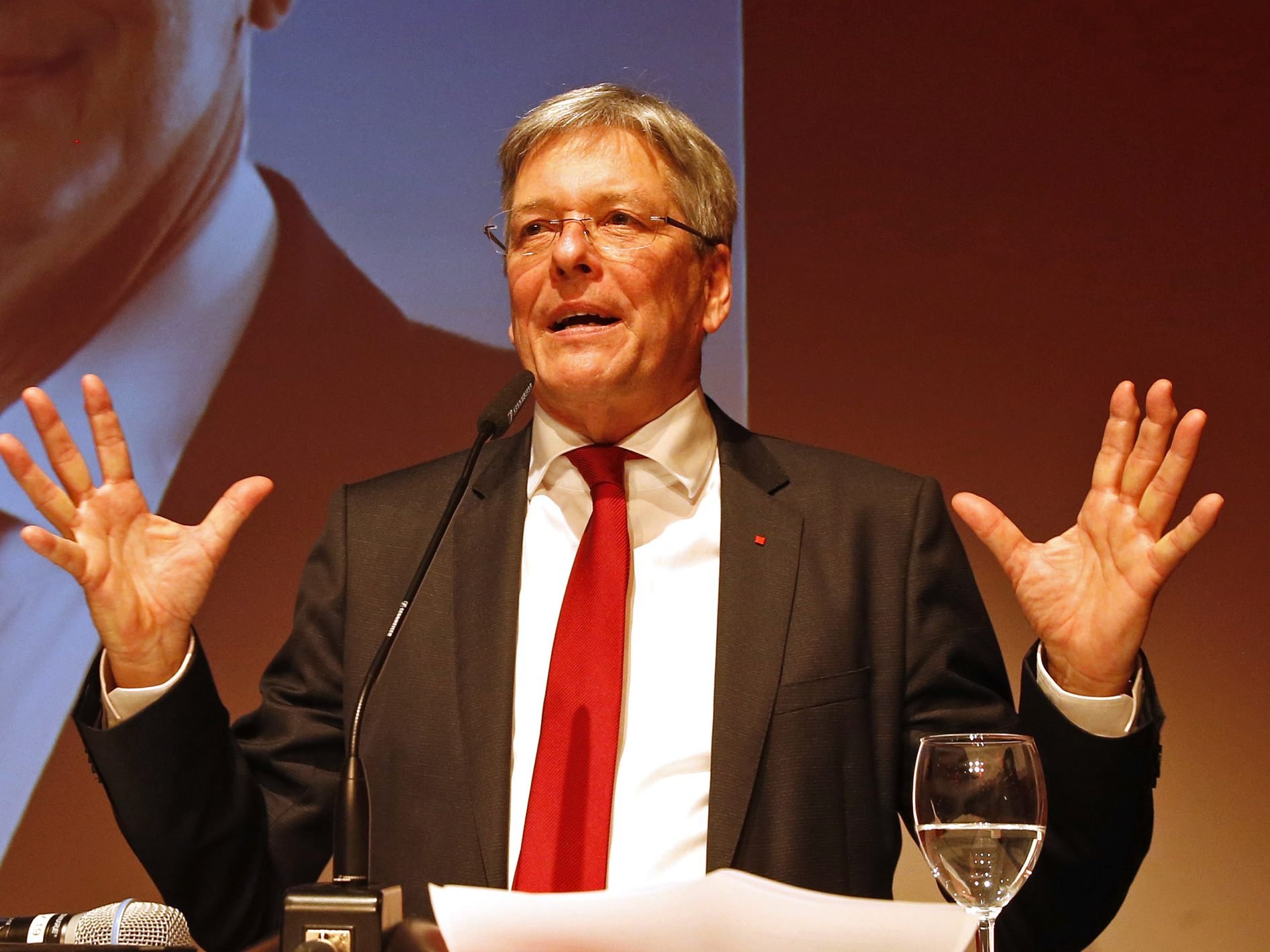 Das Verfahren in der Causa "Top Team" gegen LH Kaiser wurde eingestellt. Das Verfahren in der Causa "Top Team" gegen LH Kaiser wurde eingestellt.