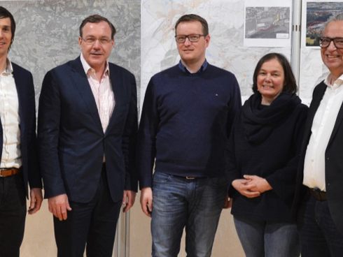 v.l.n.r.: Christoph Geiger und Andreas Rösslhuber (Geschäftsführer von Erne), Roman Dörn (Vizebürgermeister von Schlins), Geli Salzmann und Wolfgang Ritsch (Prozessbegleiter). v.l.n.r.: Christoph Geiger und Andreas Rösslhuber (Geschäftsführer von Erne), Roman Dörn (Vizebürgermeister von Schlins), Geli Salzmann und Wolfgang Ritsch (Prozessbegleiter).