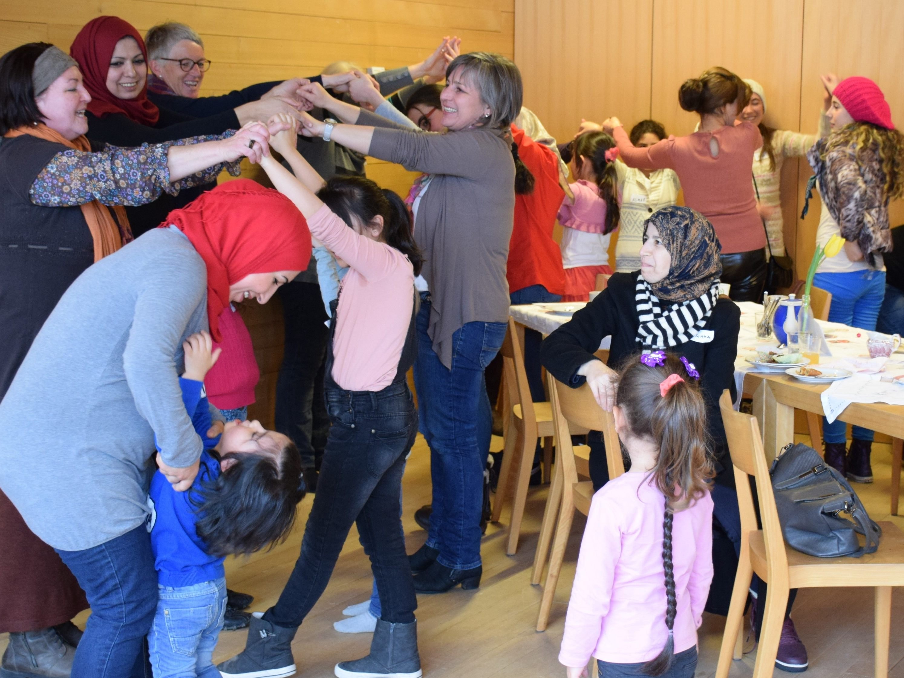 Spielerisch werden im Begegnungscafè sprachliche Barrieren überwunden. Spielerisch werden im Begegnungscafè sprachliche Barrieren überwunden.