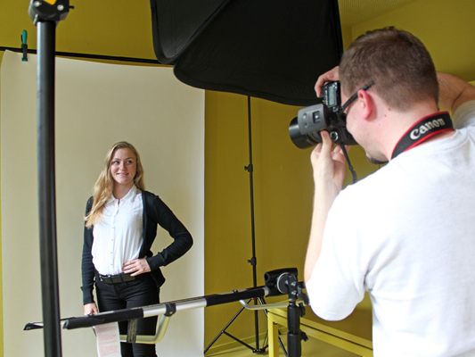 Im aha Dornbirn, Bregenz und Bludenz sowie im Graf Hugo in Feldkirch gibt es für Jugendliche ein gratis Bewerbungsfoto.
