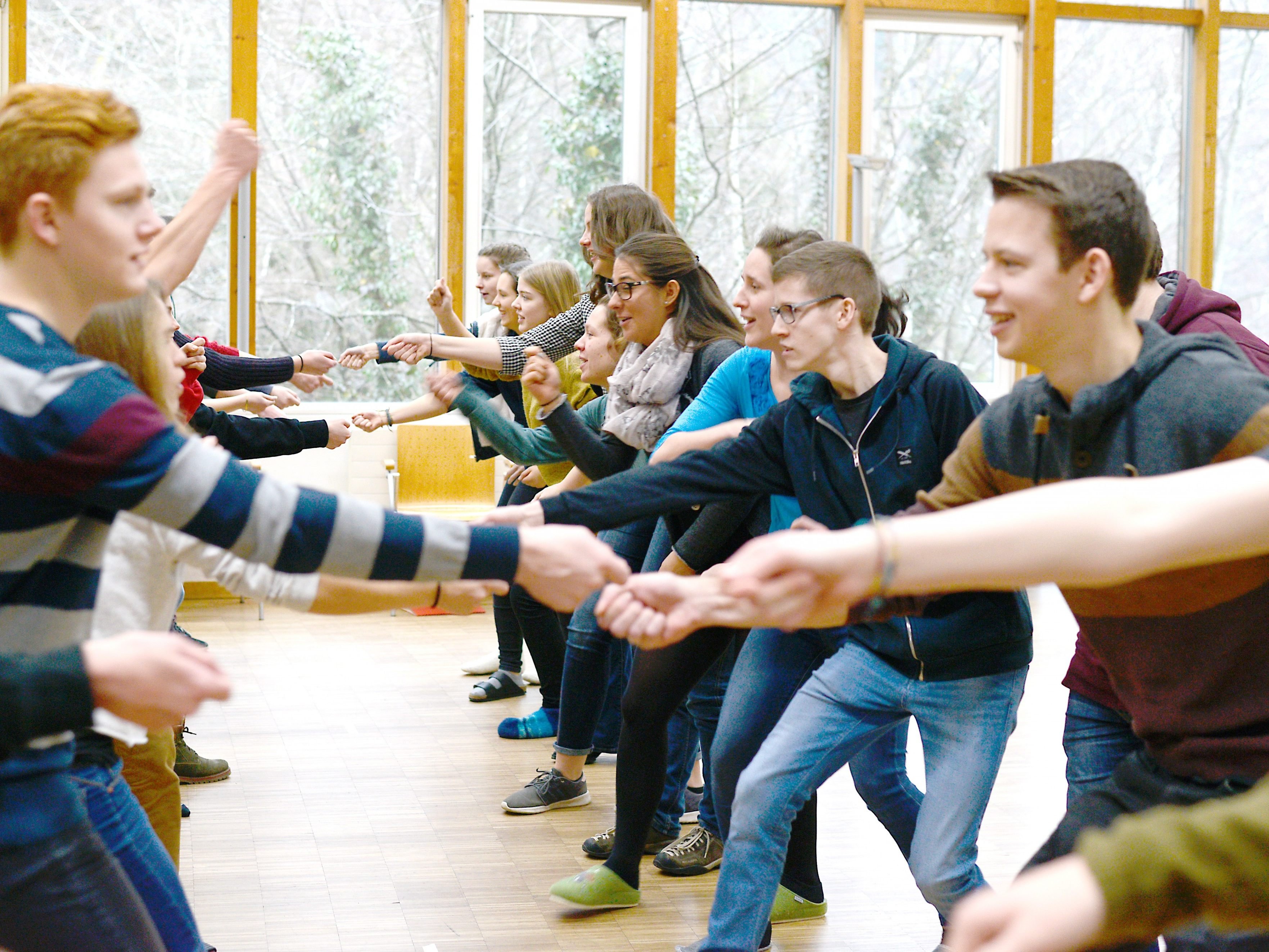 Die Gruppenleiter/innen bei einem Warm-up Spiel in Action.