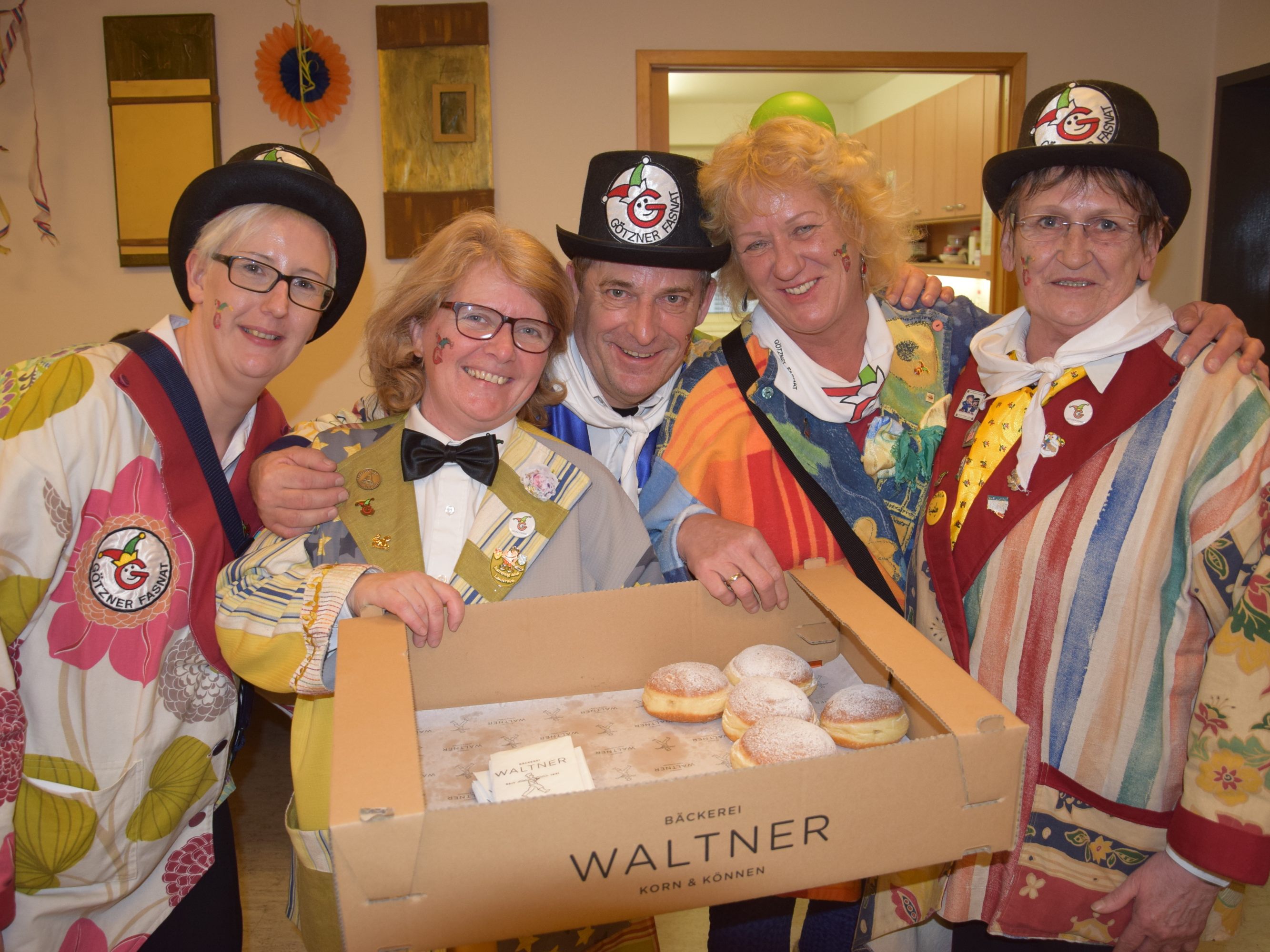 v.l.n.r. Sabine, Margot, Charly, Monika und Silvia von der Götzner Fasnat überraschten mit süßen Krapfen zum Faschingsfest