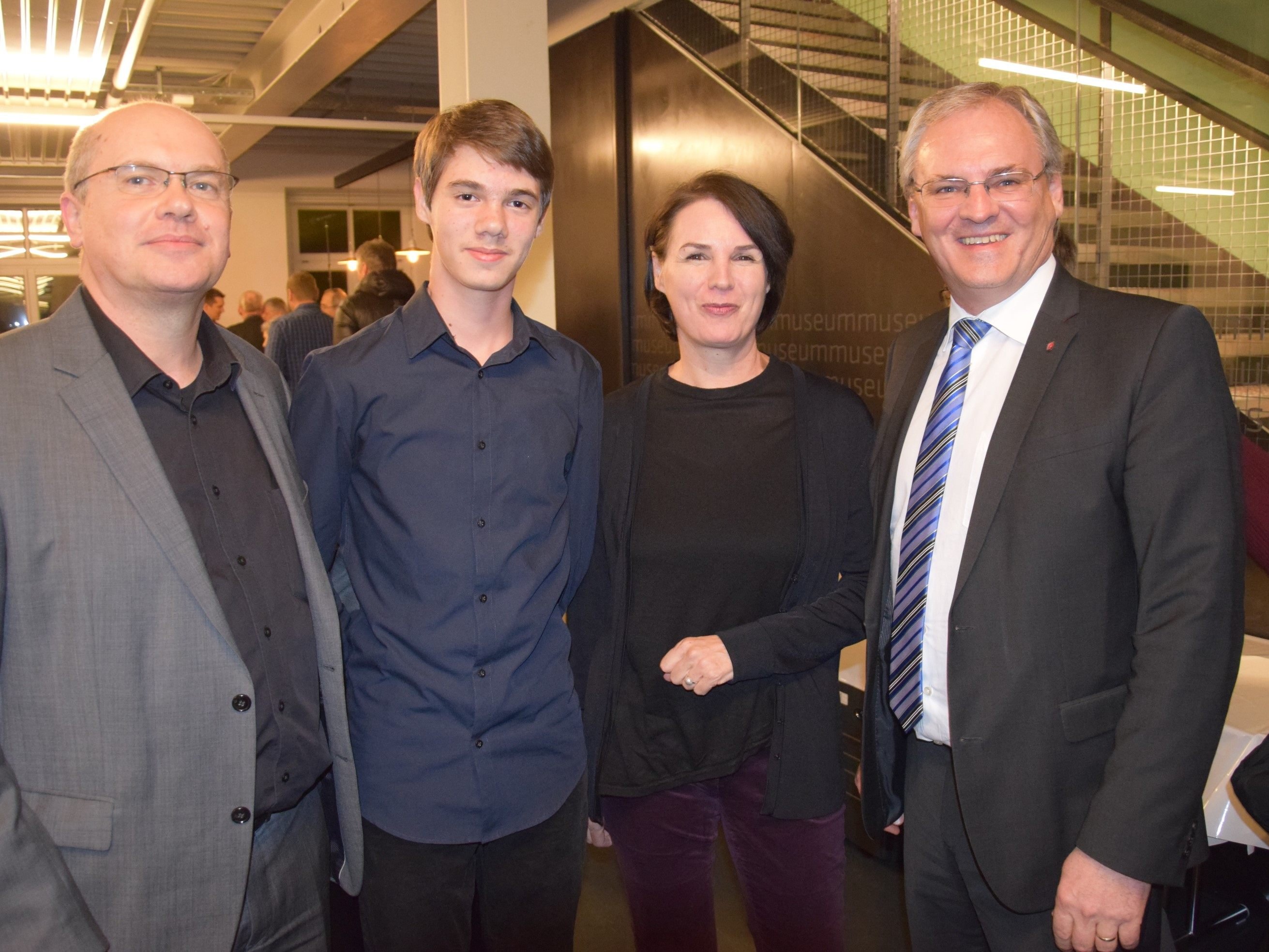 Dr. Hans Gruber mit Paul und Sabine, LT Präsident Harald Sonderegger bei der Eröffnung in der Museumswelt Dr. Hans Gruber mit Paul und Sabine, LT Präsident Harald Sonderegger bei der Eröffnung in der Museumswelt