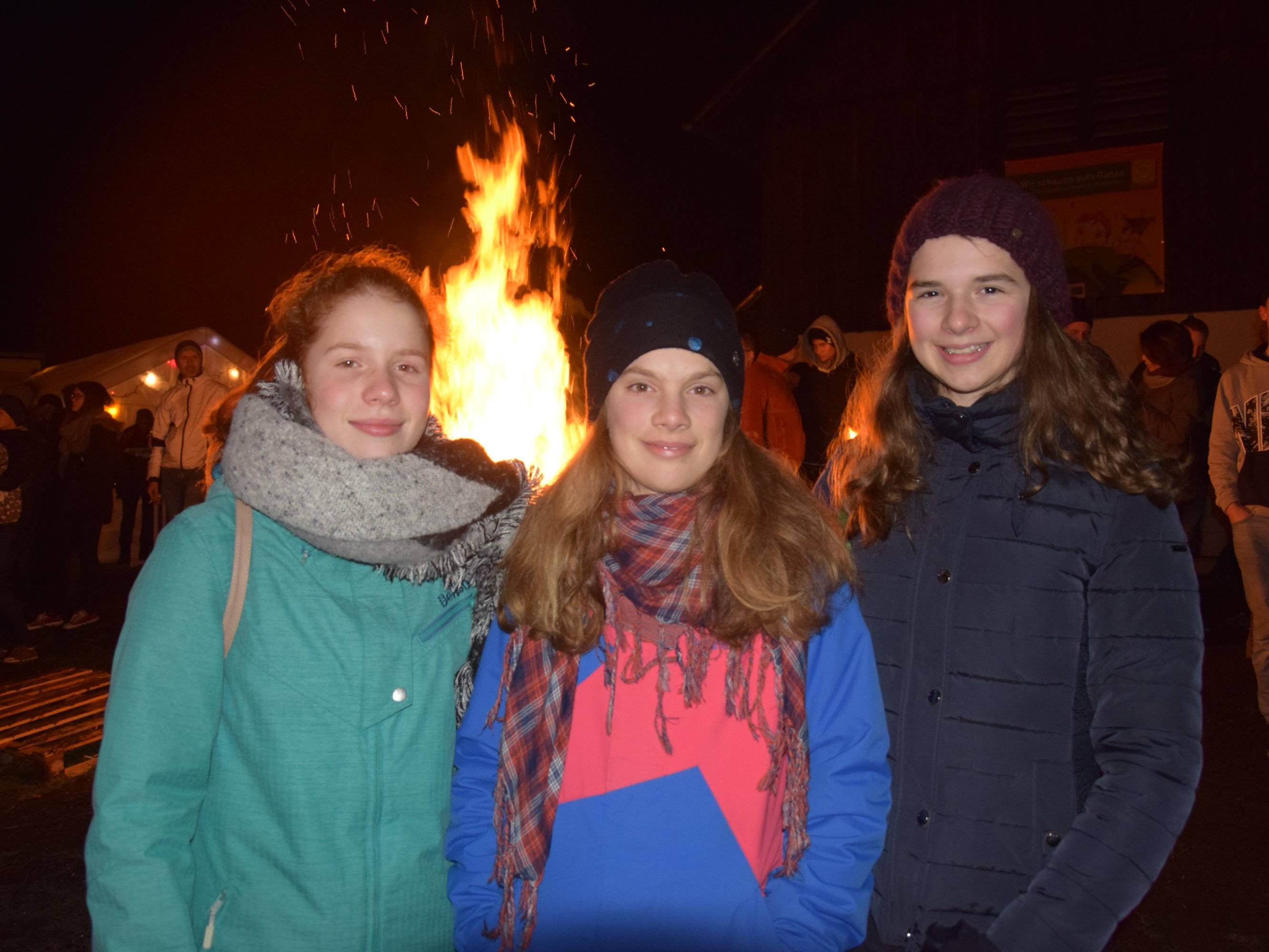 v.l. Eva, Emilia und Johanna ließen sich den großen Funken in Arbogast nicht entgehen