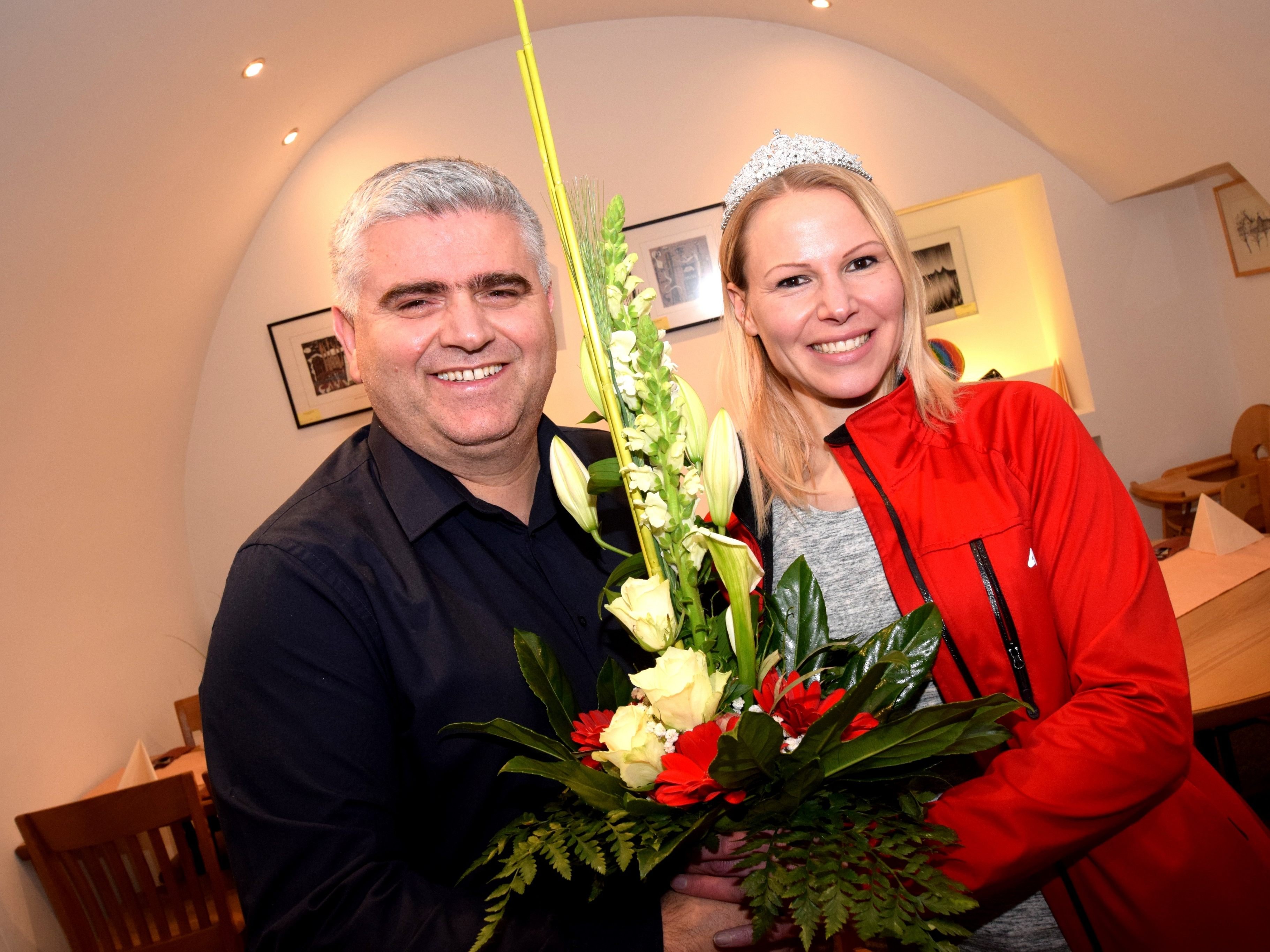 Pizzeriachef Antonio und Team hießen die amtierende Damülser Schneekönigin 2018 samt Familie herzlich willkommen und gratulierten zur Wahl Pizzeriachef Antonio und Team hießen die amtierende Damülser Schneekönigin 2018 samt Familie herzlich willkommen und gratulierten zur Wahl