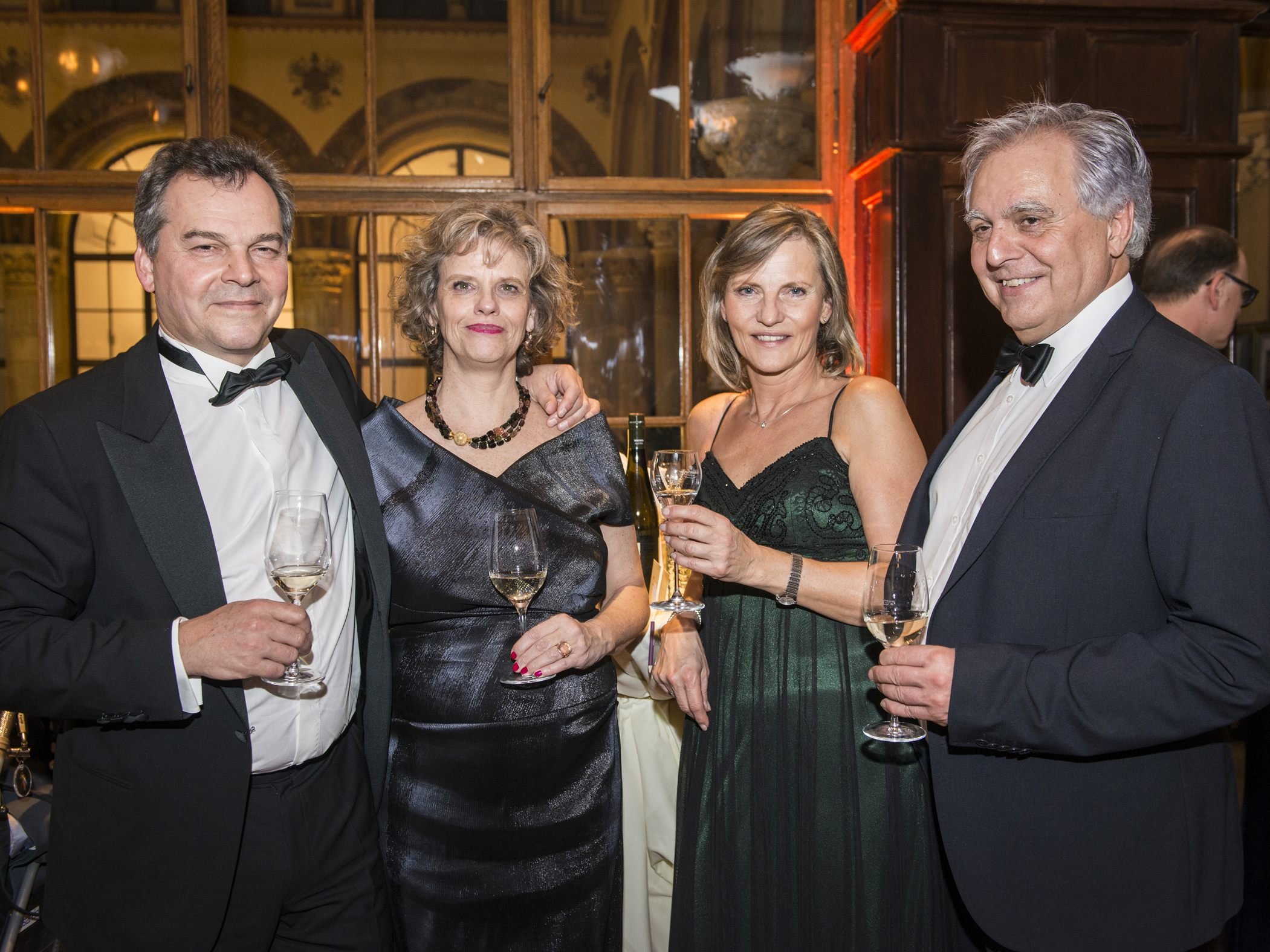 Peter und Sabine Haag, Generaldirektorin des Kunsthistorischen Museums, mit Rosmarie und Gerd Sonnbichler. (v.li.) Peter und Sabine Haag, Generaldirektorin des Kunsthistorischen Museums, mit Rosmarie und Gerd Sonnbichler. (v.li.)