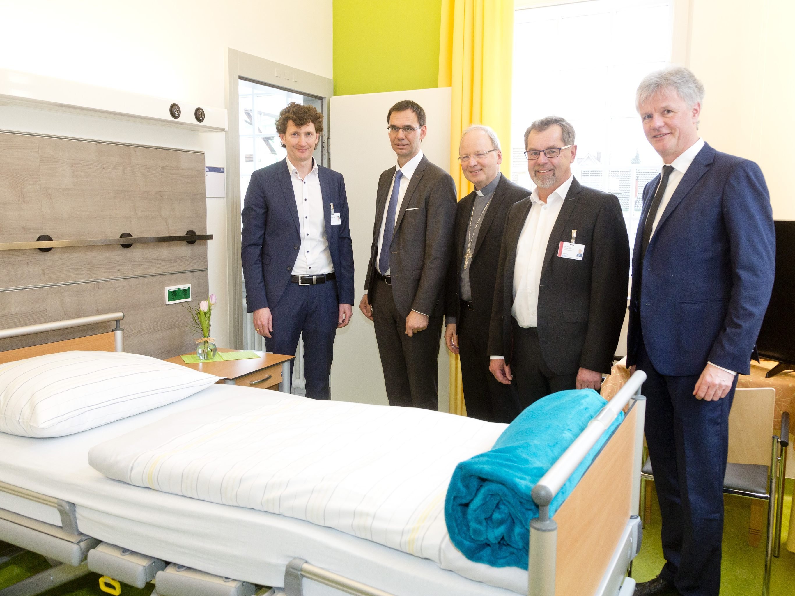 Die Ehrengäste besichtigten die neuen Räumlichkeiten. Die Ehrengäste besichtigten die neuen Räumlichkeiten.