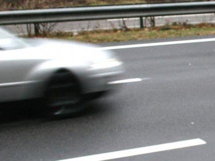 Ein Berliner Gericht verurteilt zwei Männer nach einem illegalen Autorennen - wegen Mordes, ein Signal gegen Rücksichtslosigkeit im Straßenverkehr. Ein Berliner Gericht verurteilt zwei Männer nach einem illegalen Autorennen - wegen Mordes, ein Signal gegen Rücksichtslosigkeit im Straßenverkehr.
