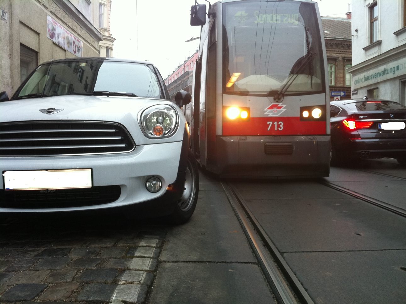 Die Anzahl der Falschparker, die den Wiener Öffi-Verkehr störten, ist 2017 gestiegen.