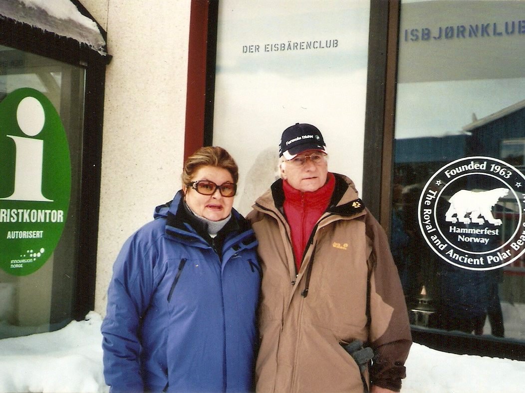 In Hammerfest/Norwegen traten Ruth und Gerhard dem Eisbärenclub bei. In Hammerfest/Norwegen traten Ruth und Gerhard dem Eisbärenclub bei.