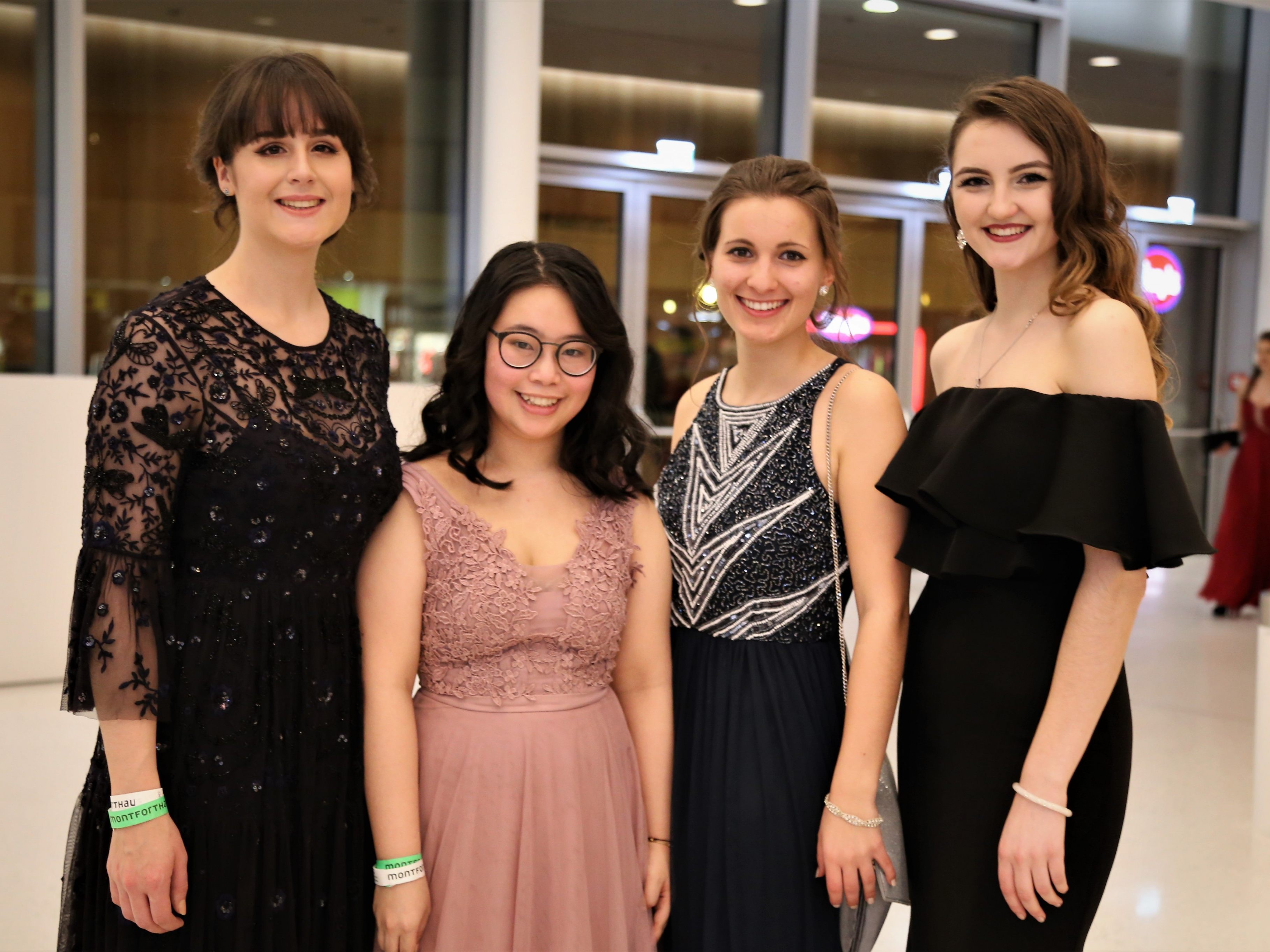 Eine filmreife Abschlussballnacht für Karoline, Jennifer, Laura und Rukija – vier der 74 Maturanten. Eine filmreife Abschlussballnacht für Karoline, Jennifer, Laura und Rukija – vier der 74 Maturanten.