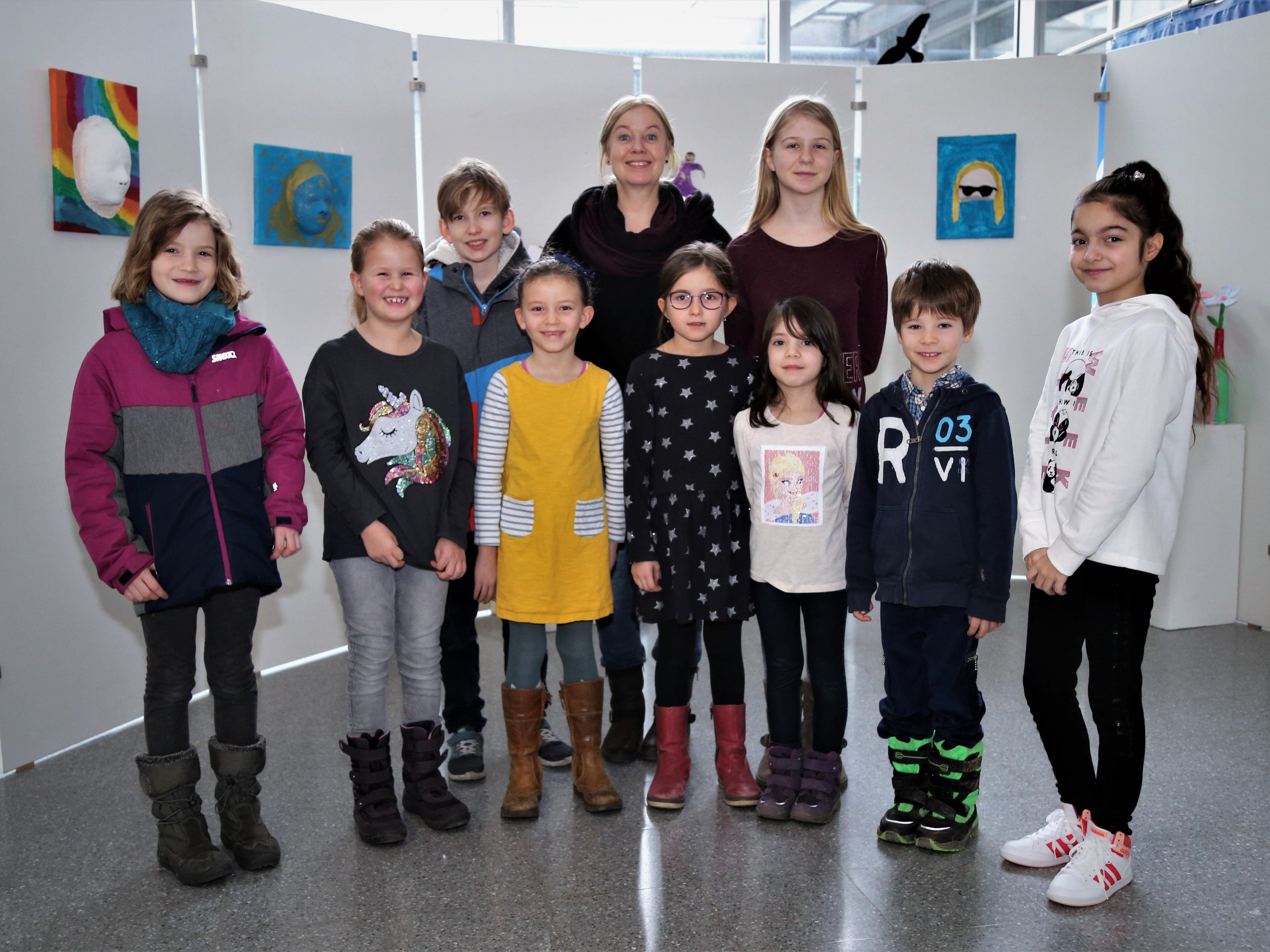 Künstlerin May-Britt Chromy freut sich über die große Interesse an der Ausstellung im Foyer des Schwerpunktspitals Feldkirch.