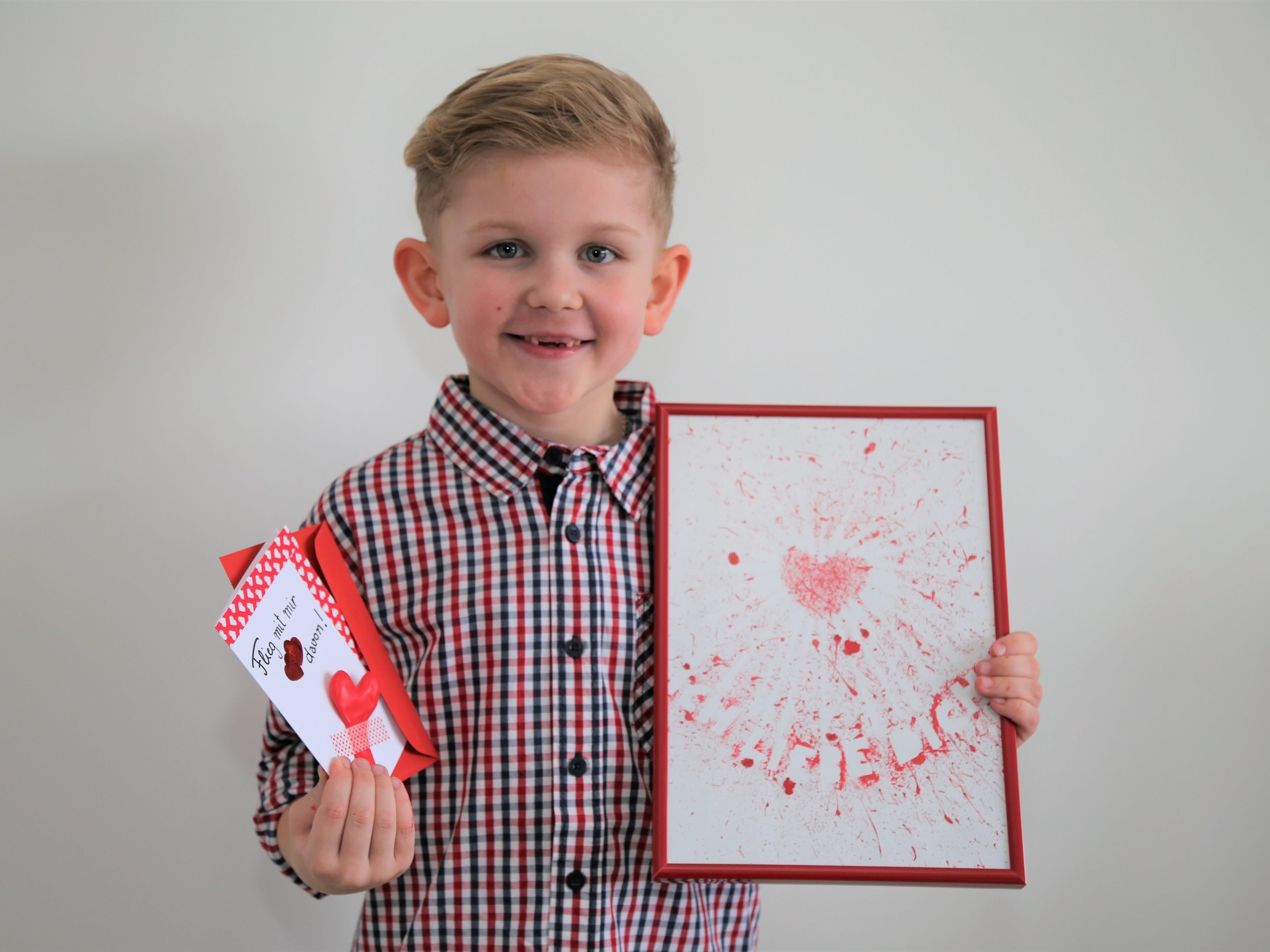 Stolz präsentiert Jason Durell seine Valentinstagpresente. Stolz präsentiert Jason Durell seine Valentinstagpresente.